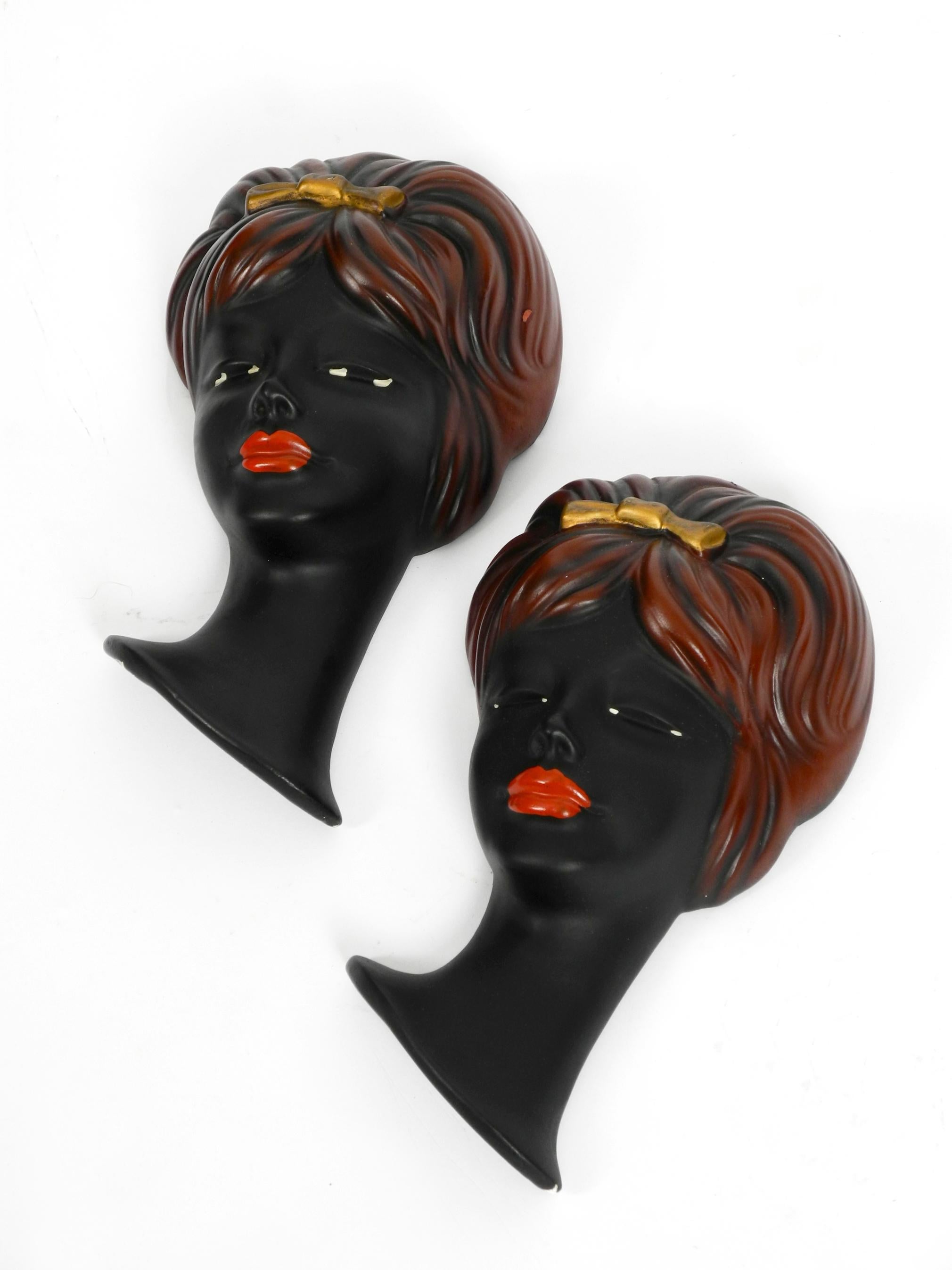 Paire de très beaux visages de femmes en céramique originales peintes à la main datant du milieu du siècle dernier en vente 2