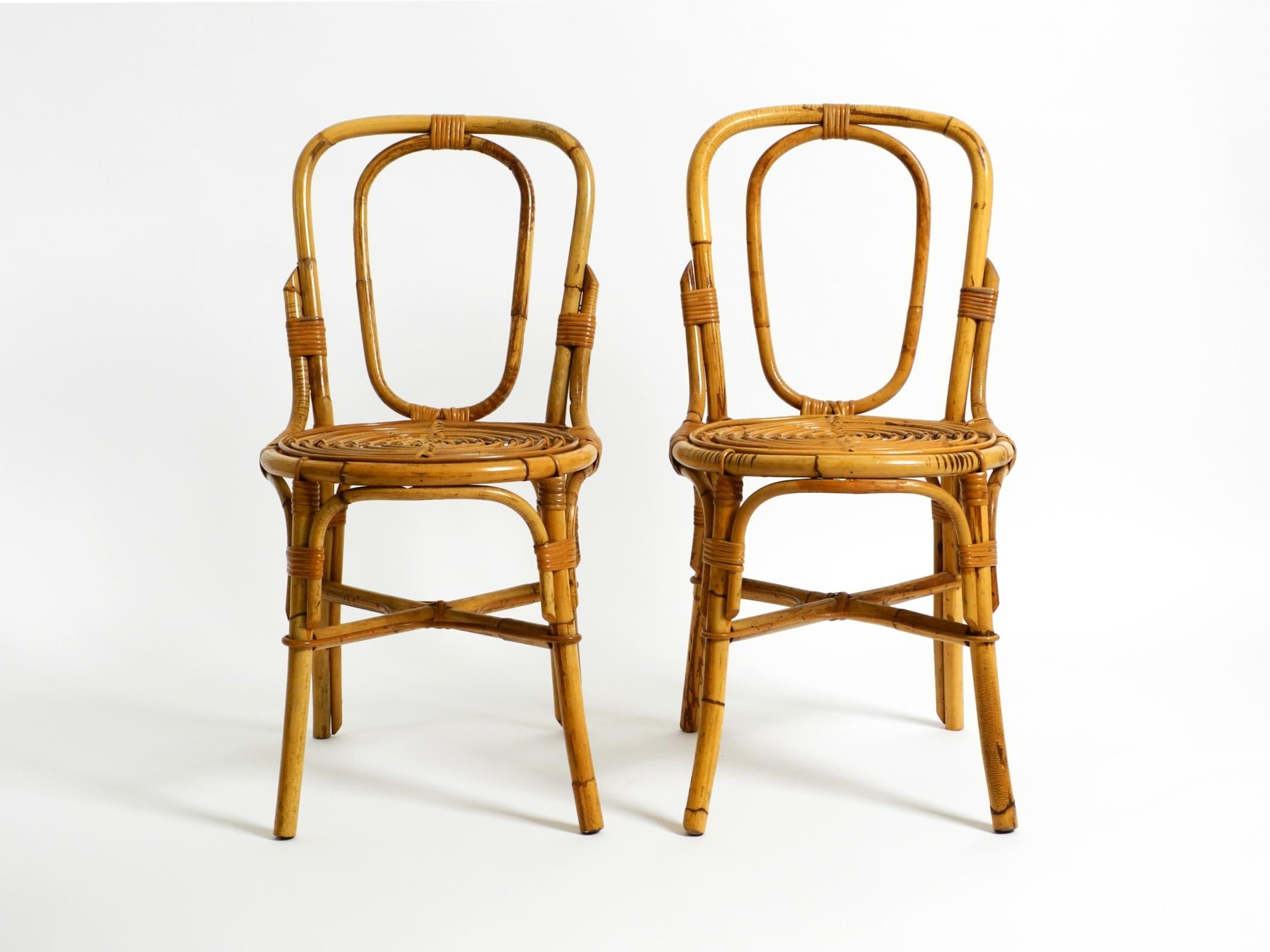 Une paire de magnifiques, rares et originales chaises en bambou des années 1960.
Très beau design et très confortable pour s'asseoir. Fait en Italie.
Fabriqué entièrement en bambou, avec une grande qualité de fabrication.
Les chaises sont en très