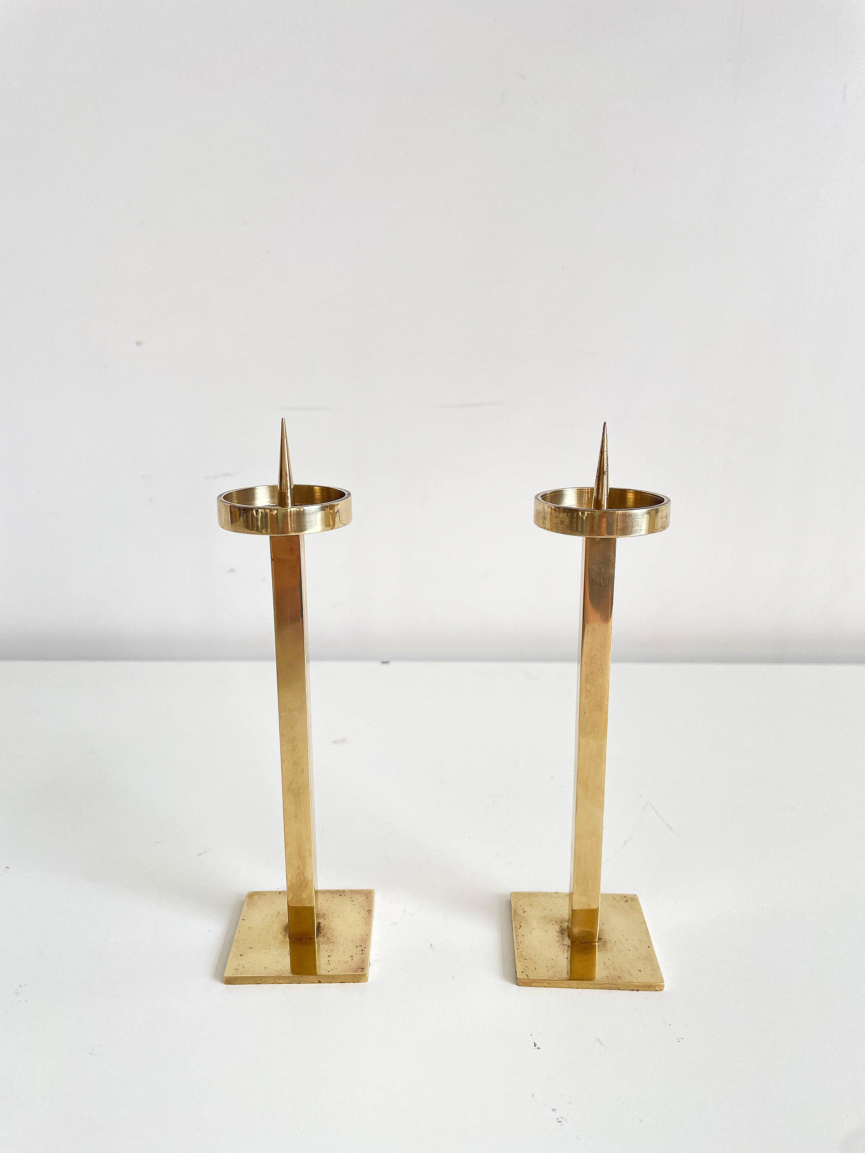 Mid-Century Modern Pair of Very Elegant Mid-century Minimalist Brass Candlestick Holders For Sale