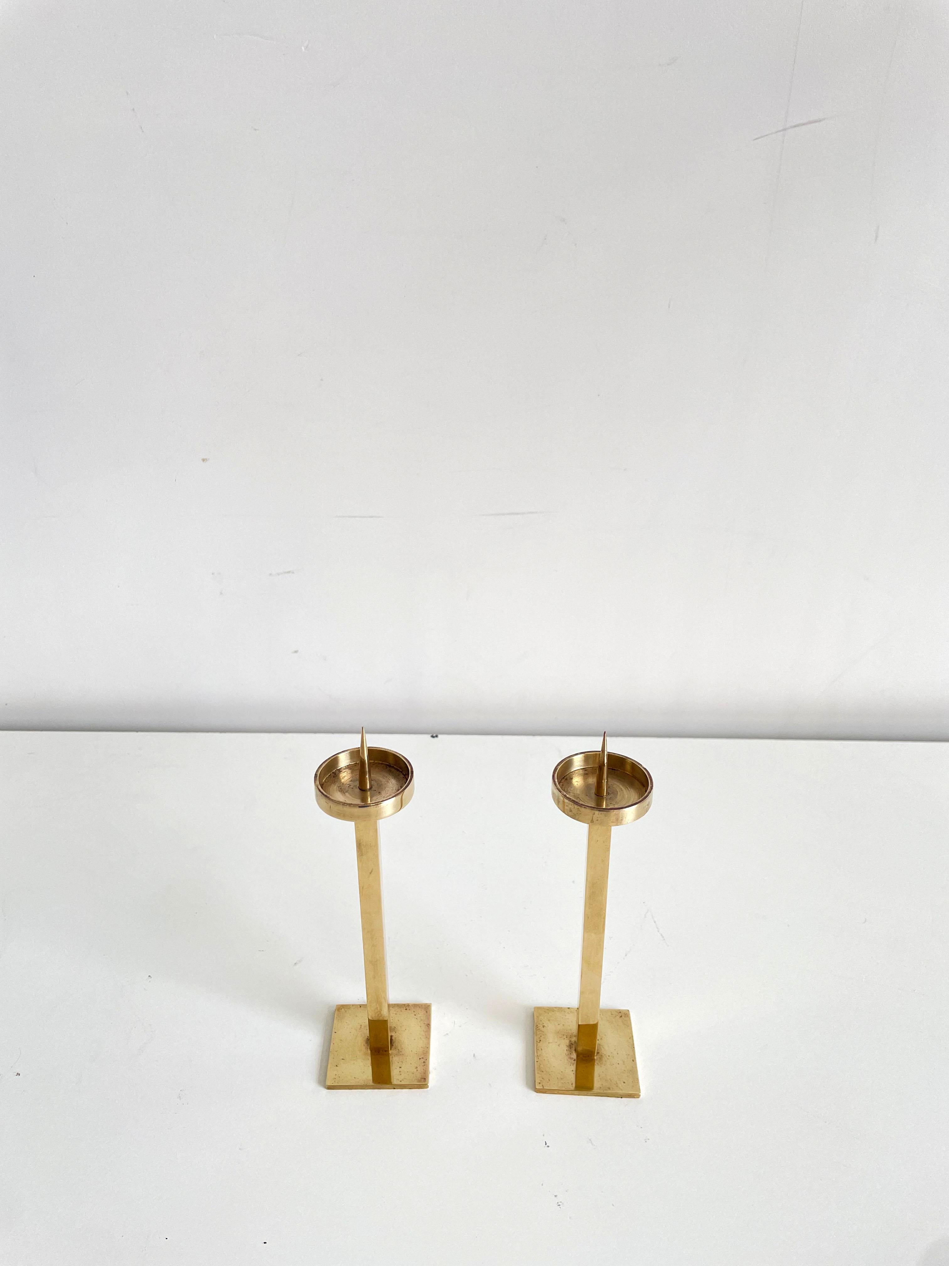 Pair of Very Elegant Mid-century Minimalist Brass Candlestick Holders In Good Condition For Sale In Zagreb, HR