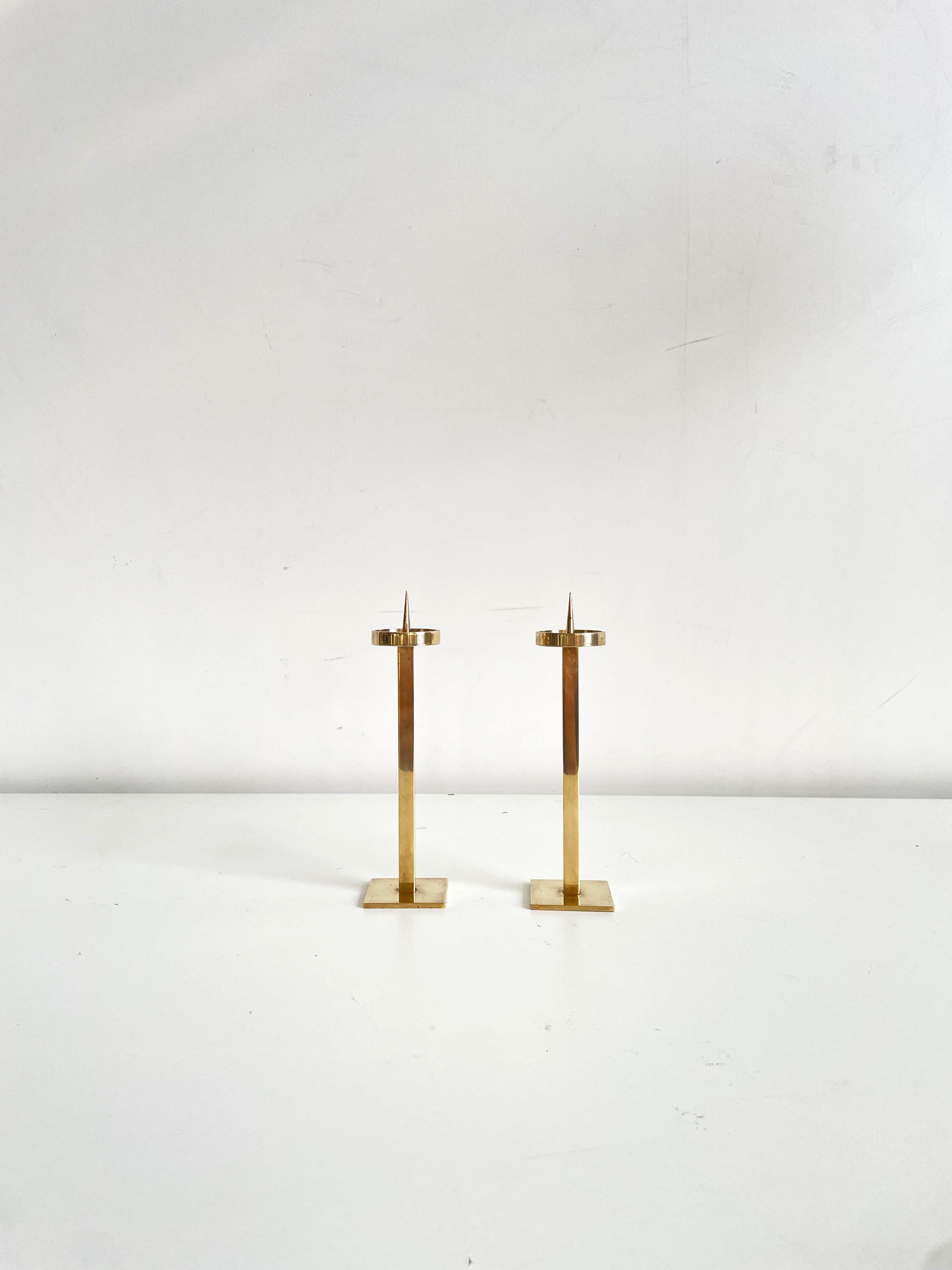 20th Century Pair of Very Elegant Mid-century Minimalist Brass Candlestick Holders For Sale