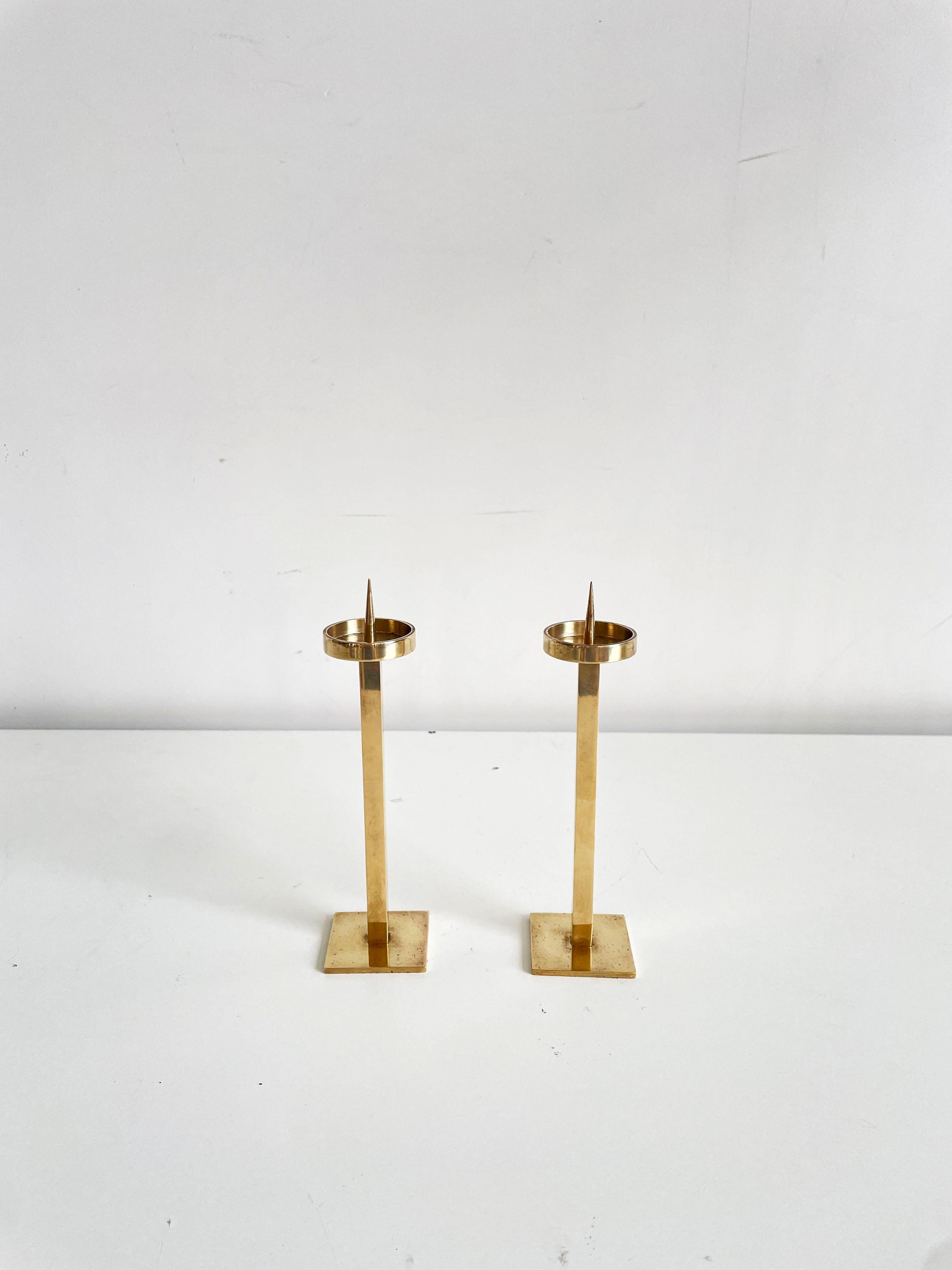 Pair of Very Elegant Mid-century Minimalist Brass Candlestick Holders For Sale 2