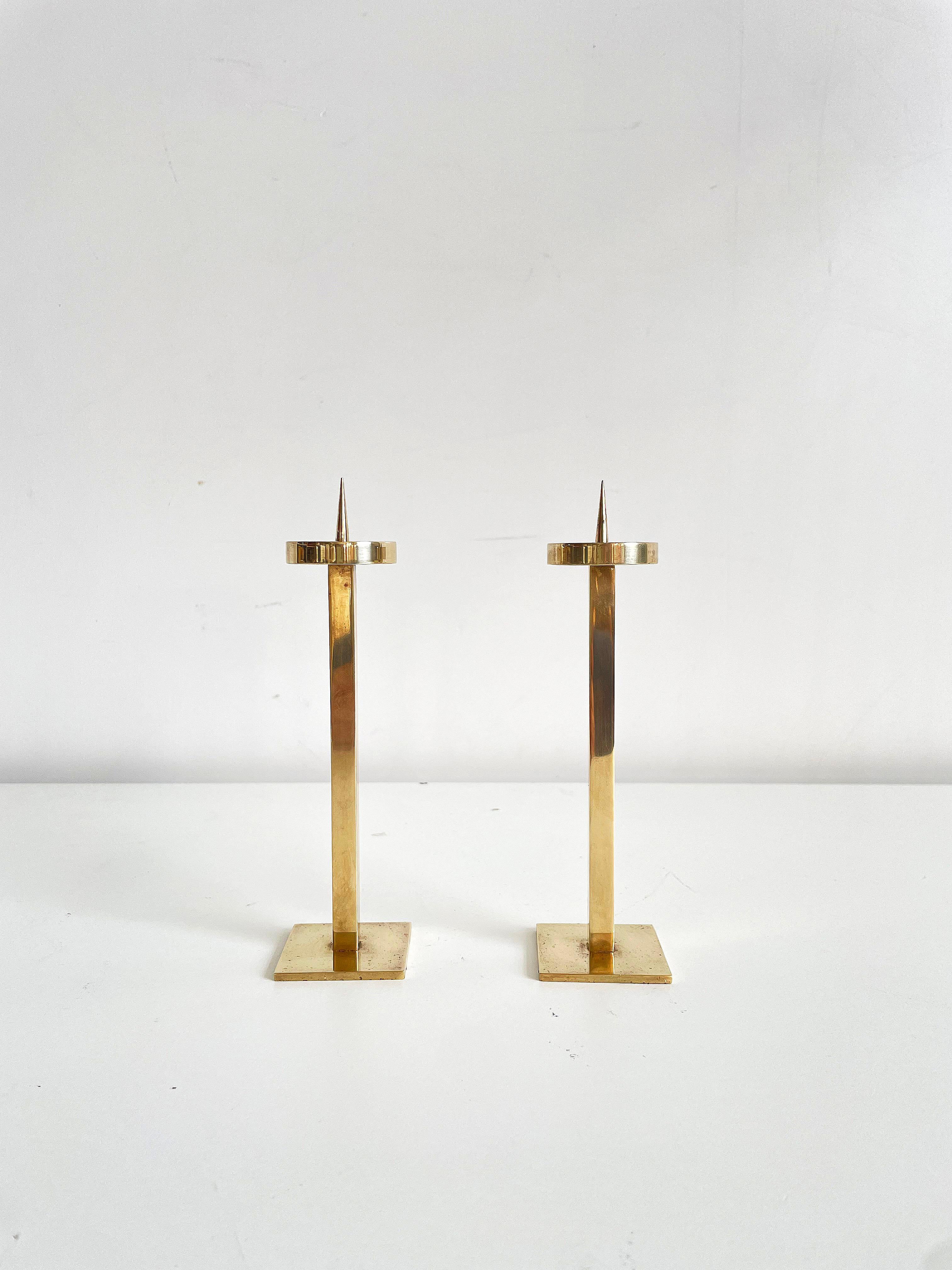 Pair of Very Elegant Mid-century Minimalist Brass Candlestick Holders For Sale 3