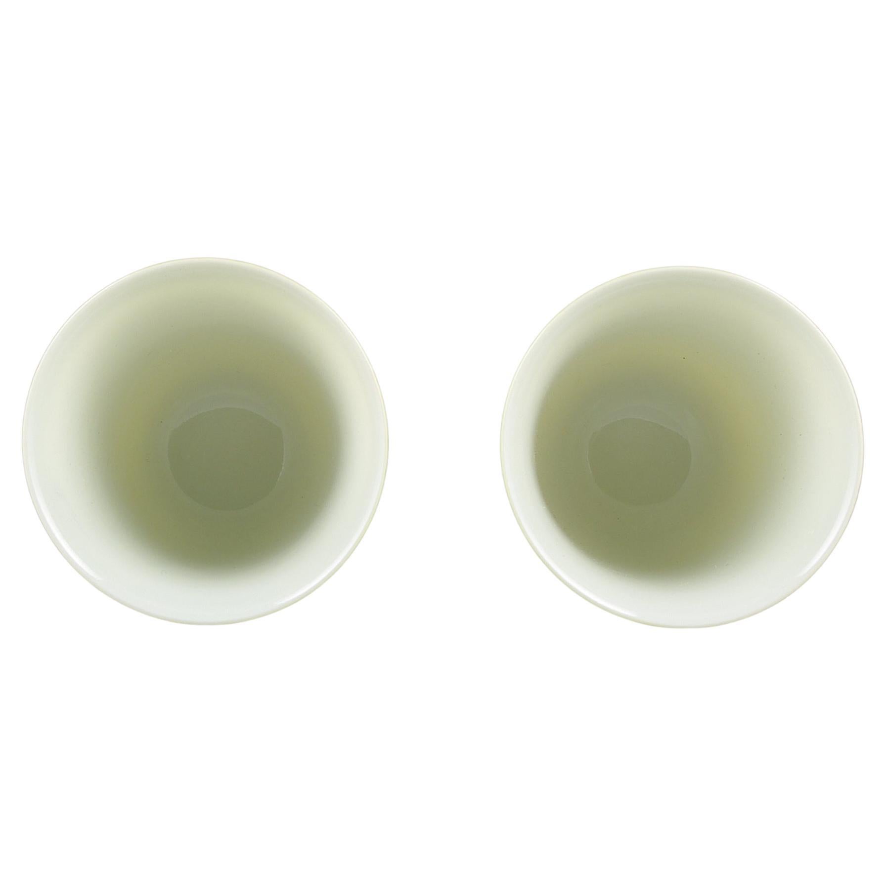 Chinois Paire de très belles tasses en porcelaine chinoise à glaçure jaune citron moderne de 20 carats en vente