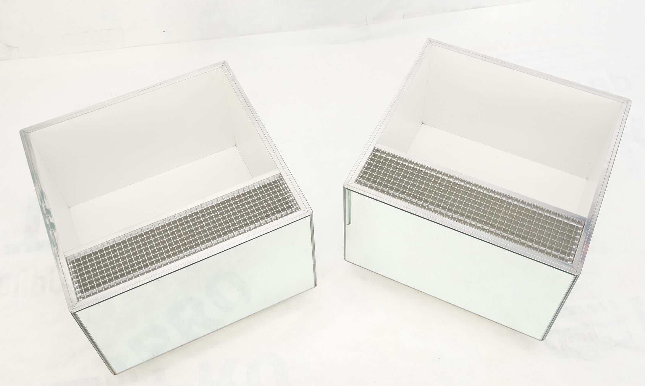 Pair of Very Fine Mirrored Box Planters Lights Stainless Steel Cases For Sale 9