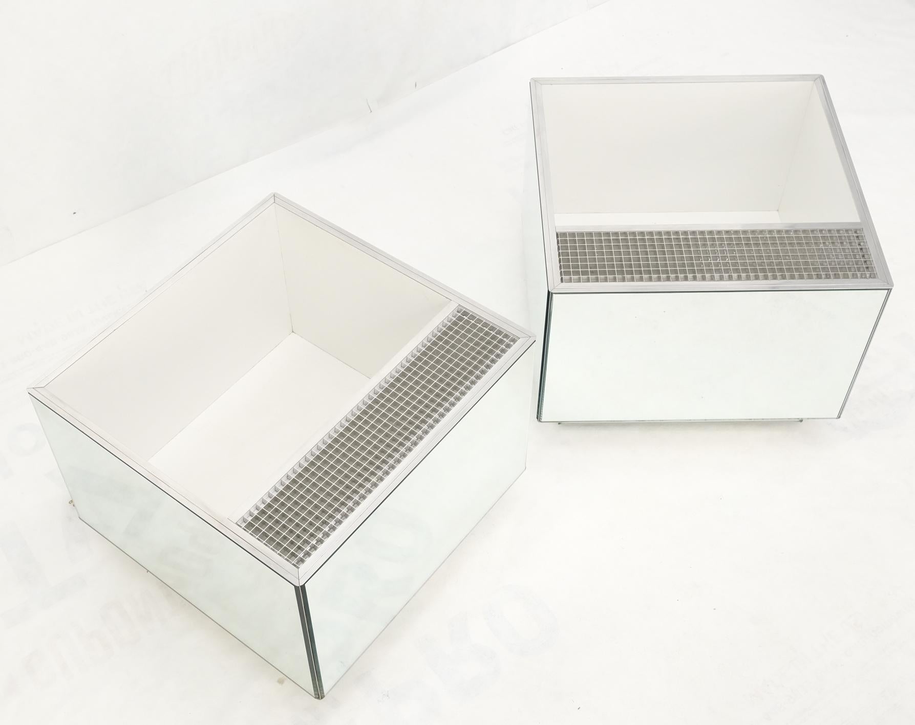 Pair of Very Fine Mirrored Box Planters Lights Stainless Steel Cases For Sale 10