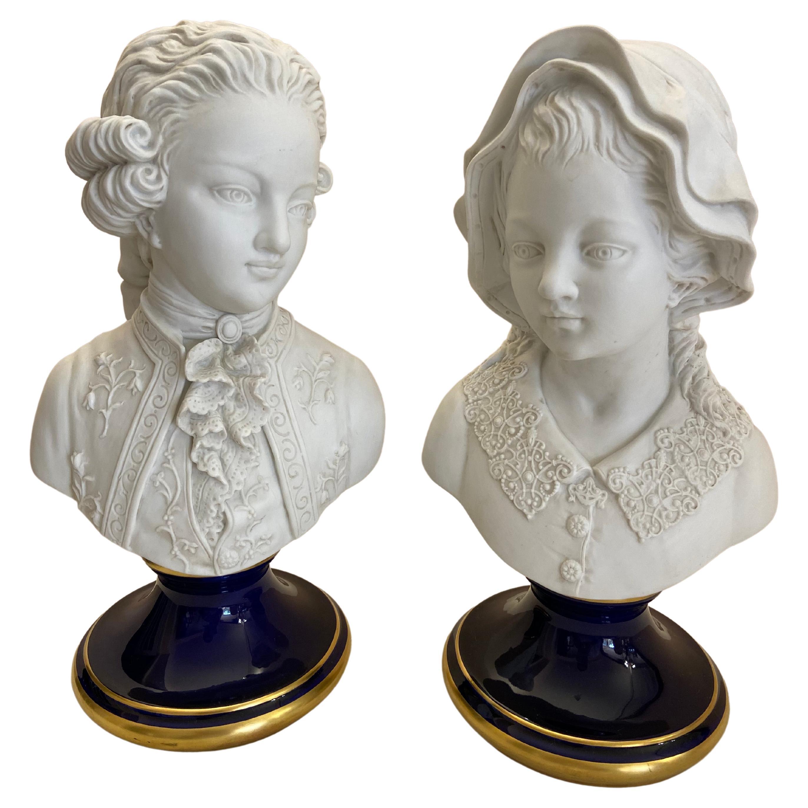 Pair of Very Fine Porcelain Figurines, Italian Production For Sale at