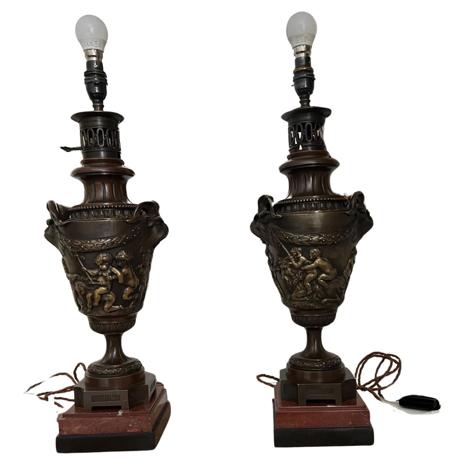 Paire de très bonnes lampes à huile en bronze en vente