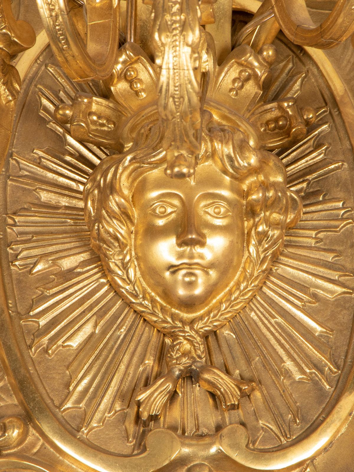 Une très belle paire d'appliques murales de style Louis XVI abondamment décorées de rubans, de guirlandes, d'instruments de musique et du masque d'Apollo. France, vers 1900. 5 lumières.
Hauteur totale 94 x largeur 20 3/4 x profondeur 13