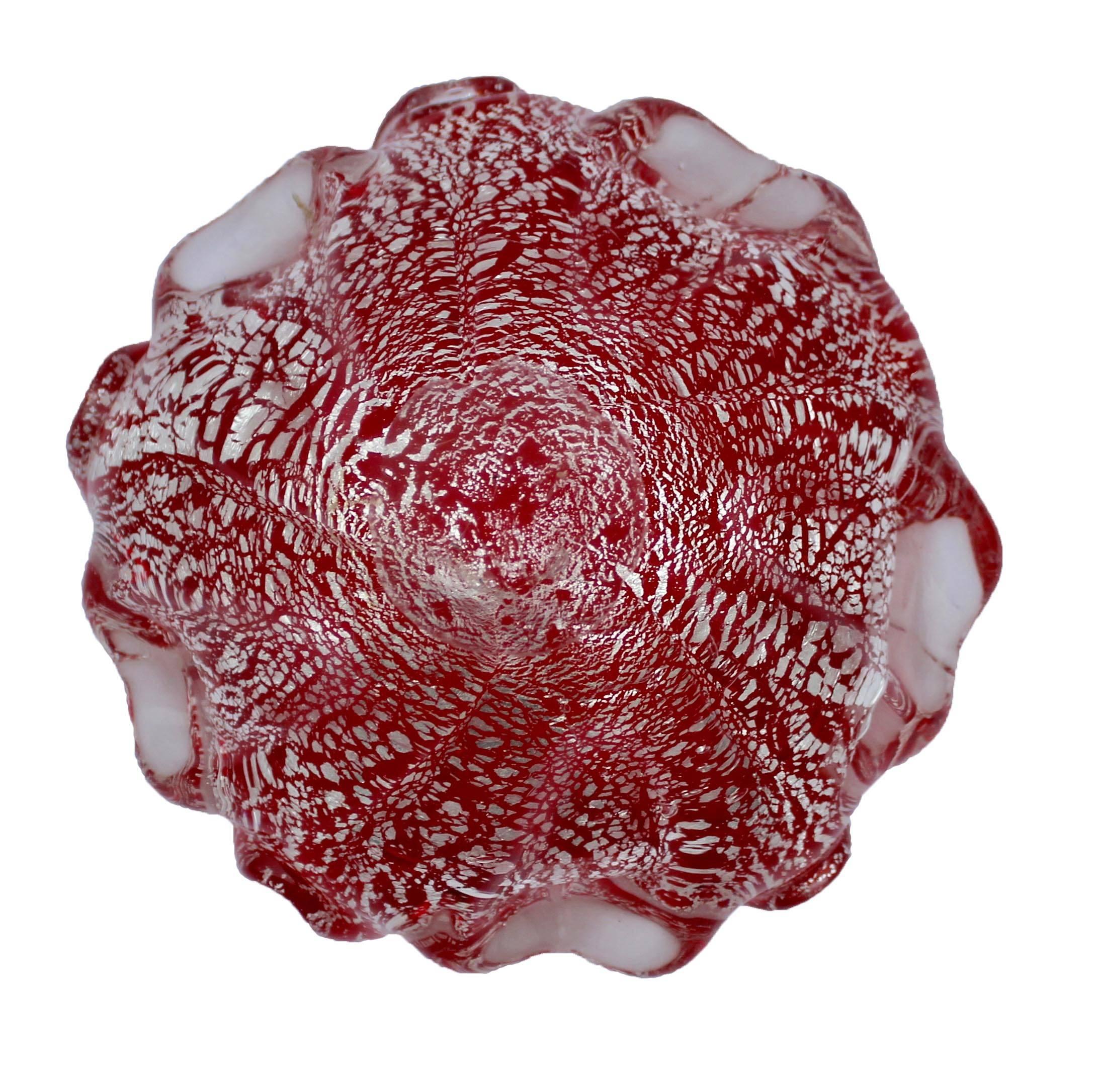 Pair of Very Intense Red Murano Sommerso Silver Flecks Ruffled Edge Bowls In Good Condition For Sale In Verviers, BE