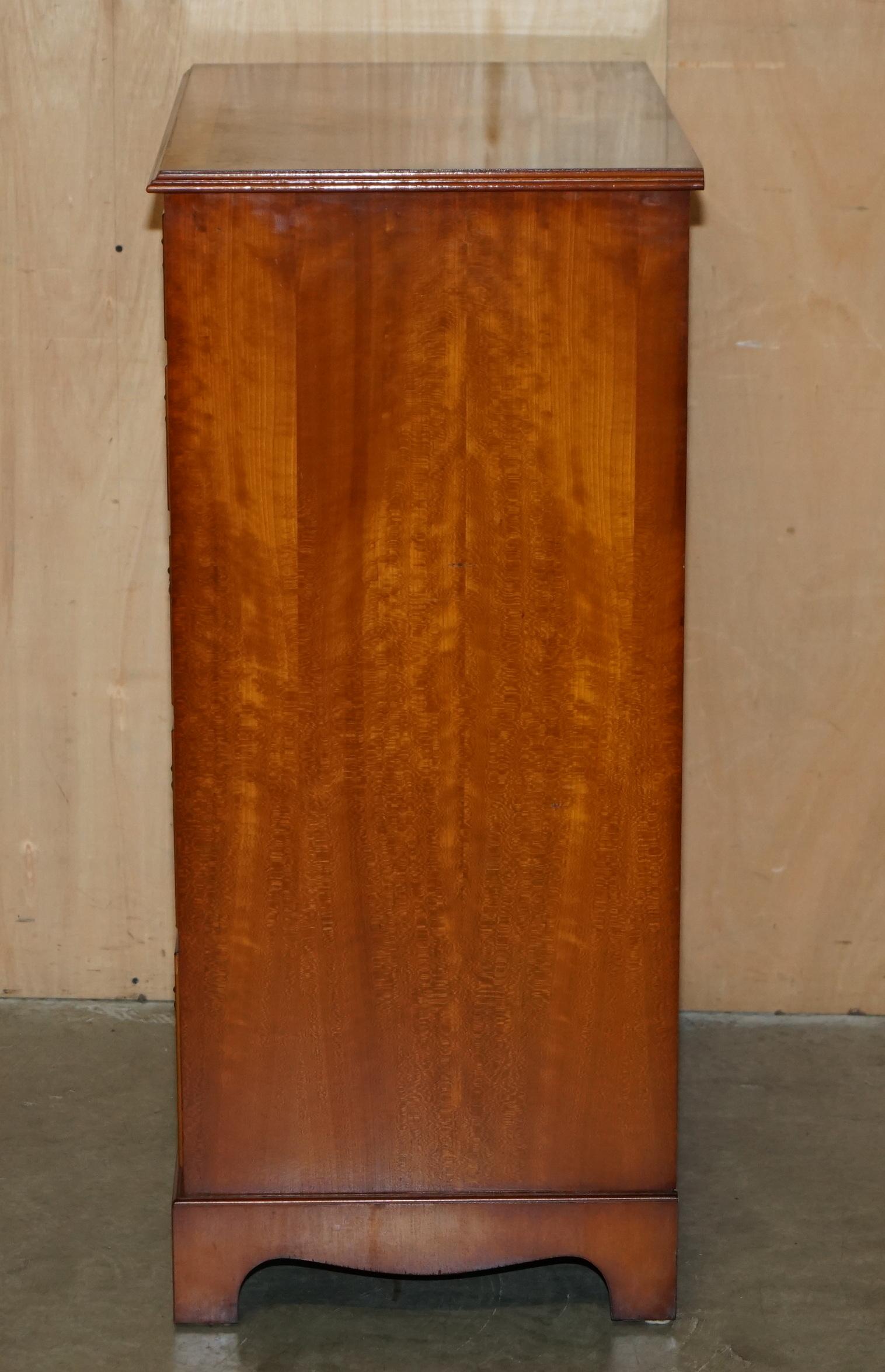 PAIR OF VERY LARGE 110CM TALL SHERATON REVIVAL BURR YEW CHESTS OF DRAWERs For Sale 3