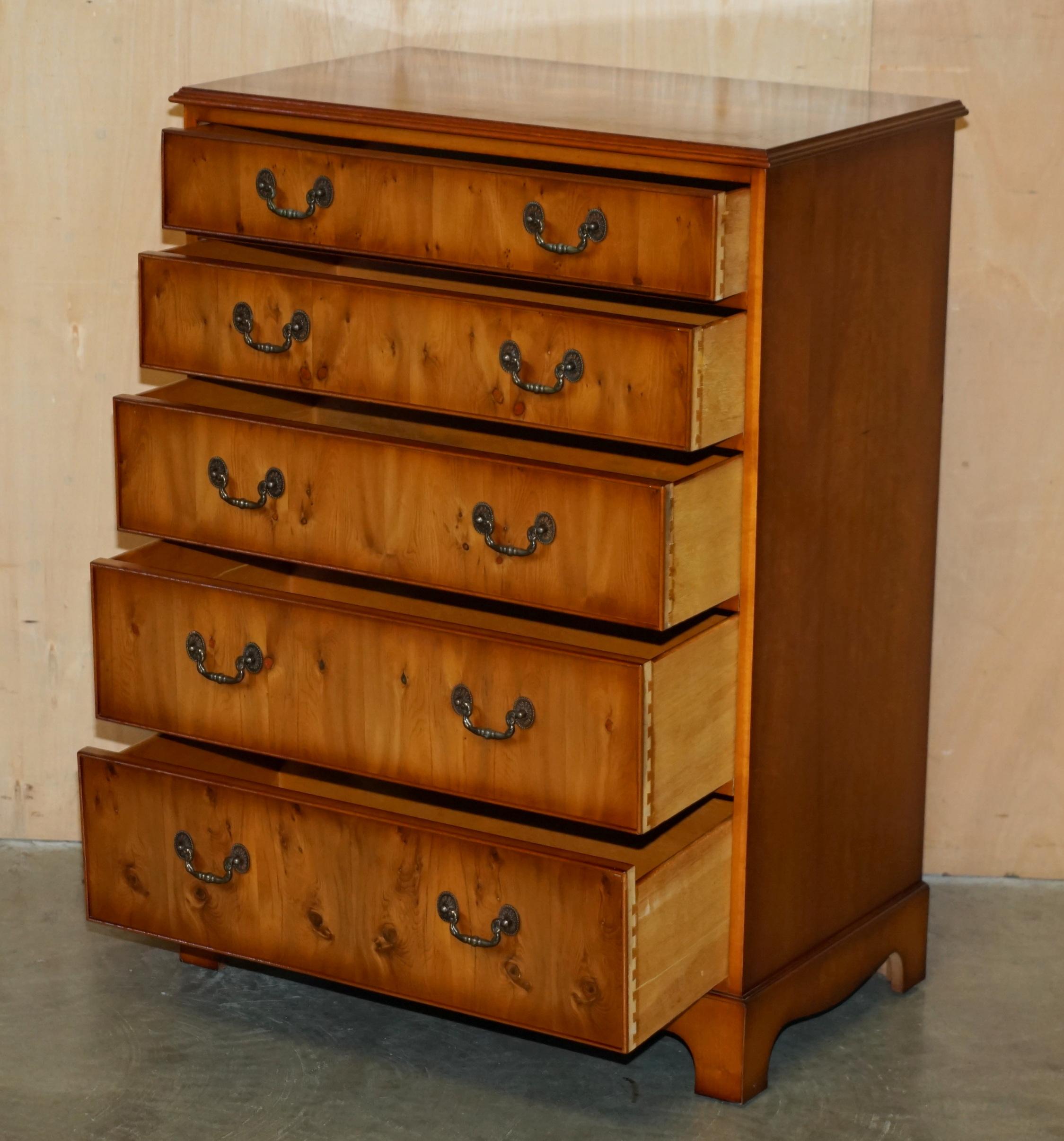 PAIR OF VERY LARGE 110CM TALL SHERATON REVIVAL BURR YEW CHESTS OF DRAWERs For Sale 4