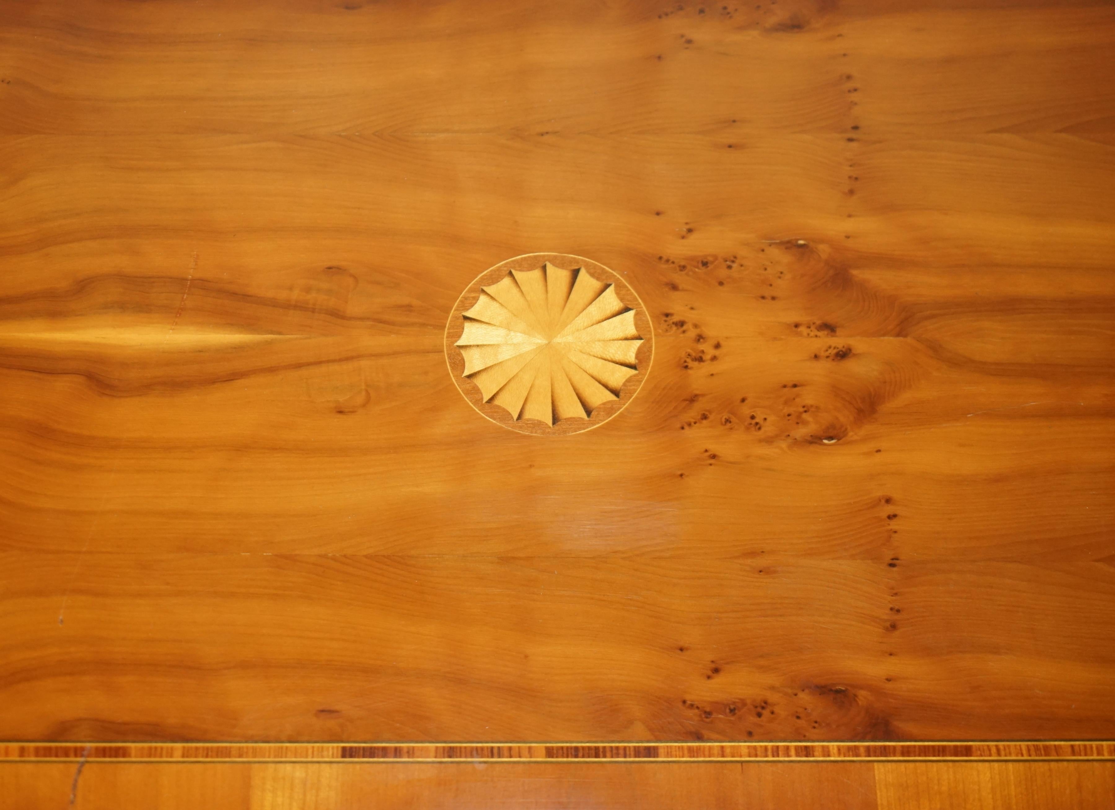 PAIR OF VERY LARGE 110CM TALL SHERATON REVIVAL BURR YEW CHESTS OF DRAWERs For Sale 11