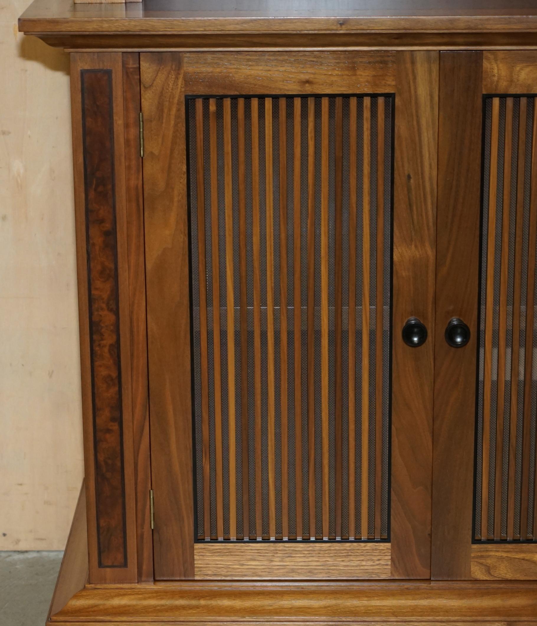 PAR DE ESTANTERÍAS PARA BIBLIOTECA BURR WALNUT DAVID LINLEY MUY GRANDES DE 2,6 METROS DE ALTURA Hecho a mano en venta