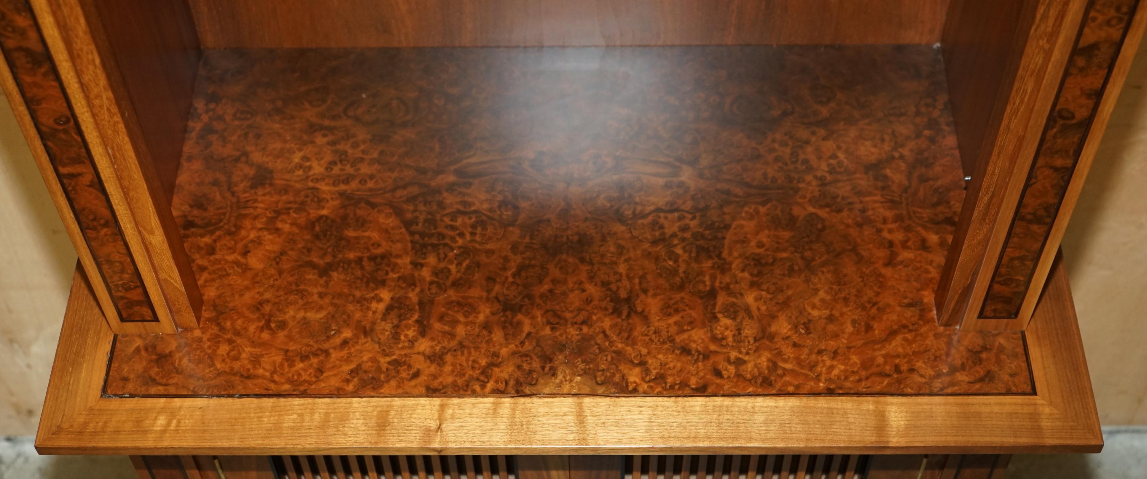 PAR DE ESTANTERÍAS PARA BIBLIOTECA BURR WALNUT DAVID LINLEY MUY GRANDES DE 2,6 METROS DE ALTURA Nogal en venta