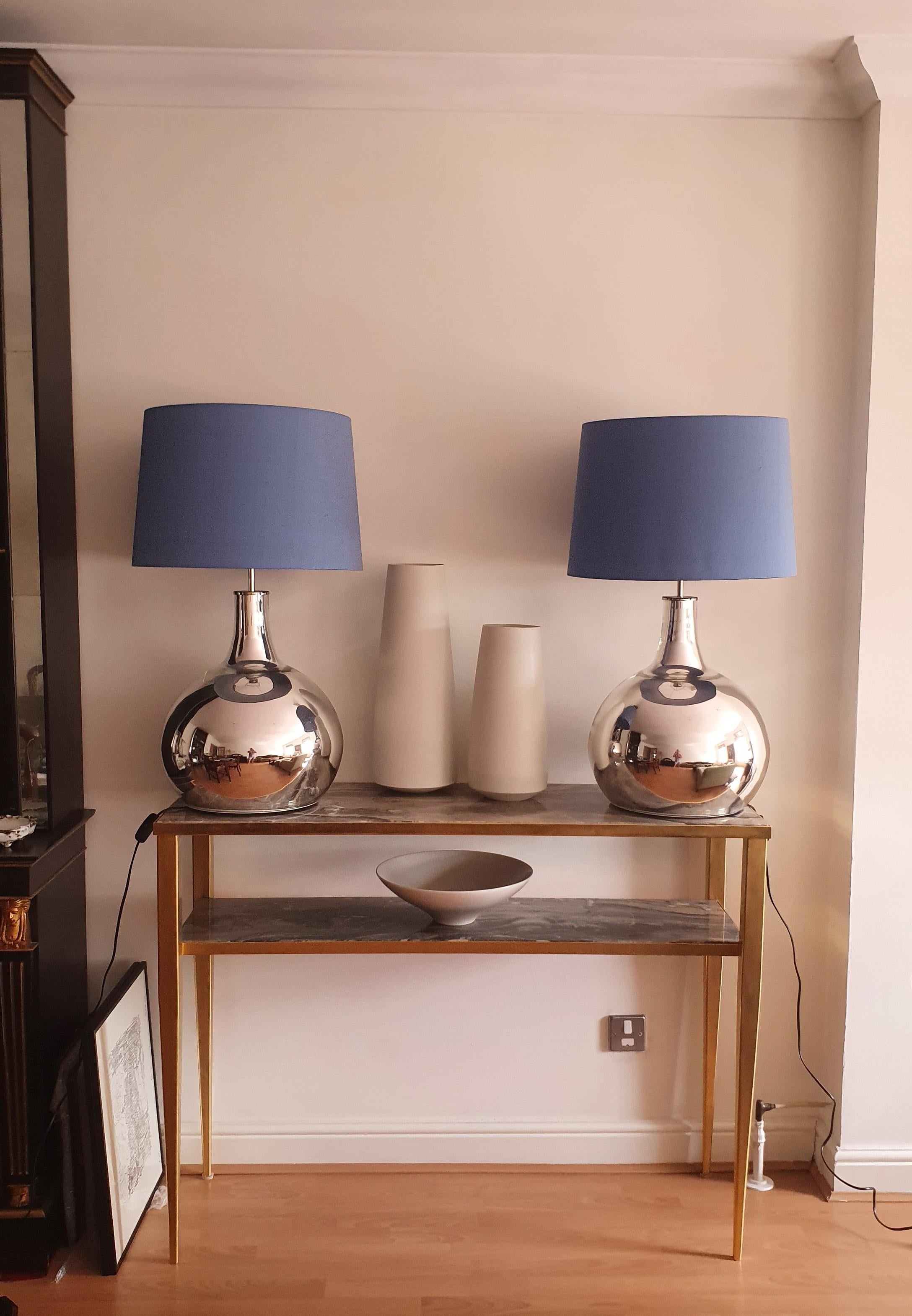 Britannique Paire de très grandes lampes de table en verre miroir en forme de ballon par Andrew Kornat Designs en vente