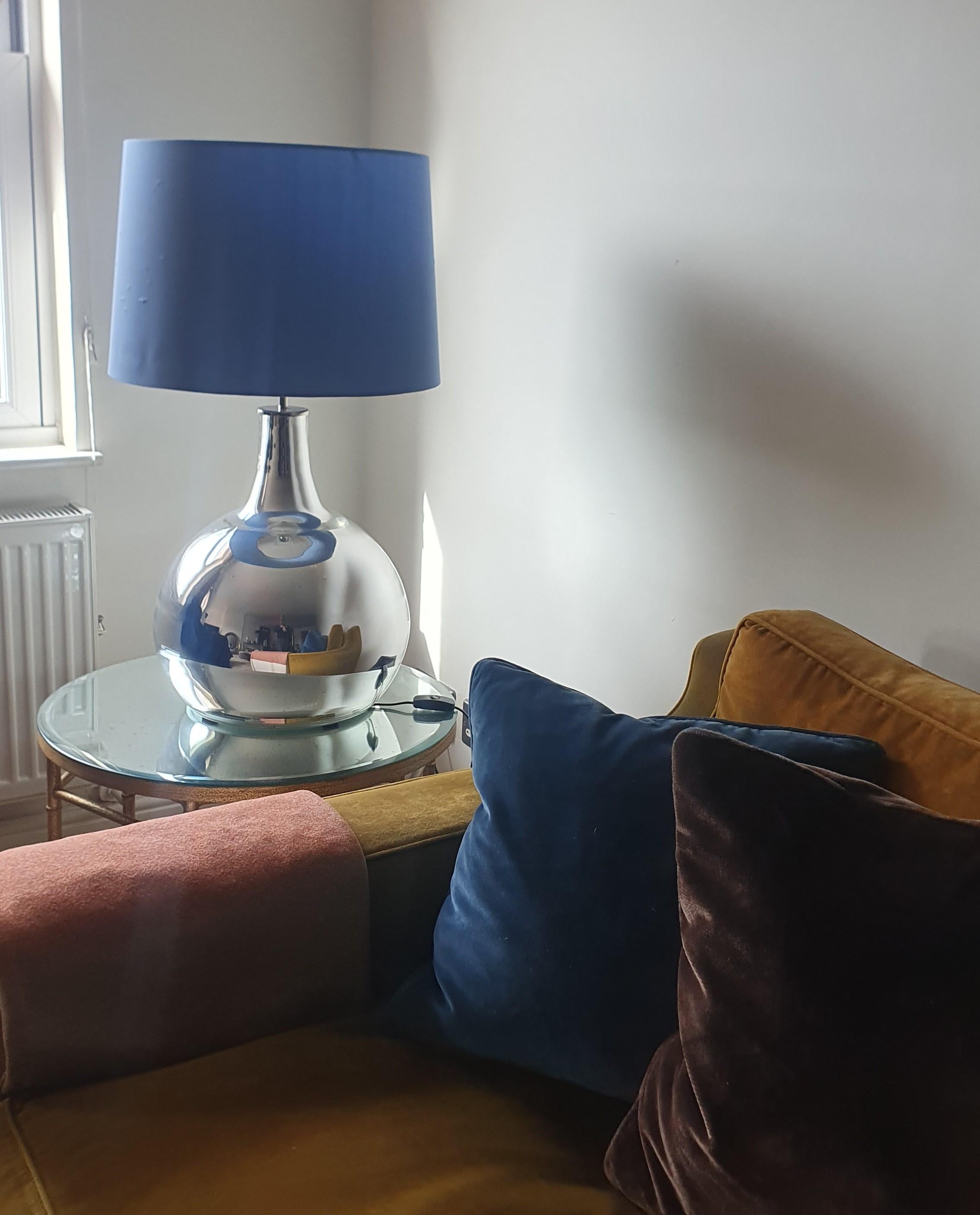 Il s'agit d'une paire d'énormes lampes de table modernes et élégantes en verre miroir en forme d'ampoule, fabriquées à la main par Andrew Kornat Design/One selon des normes rigoureuses.

Fabriquée en verre clair très fin et en miroir à l'intérieur