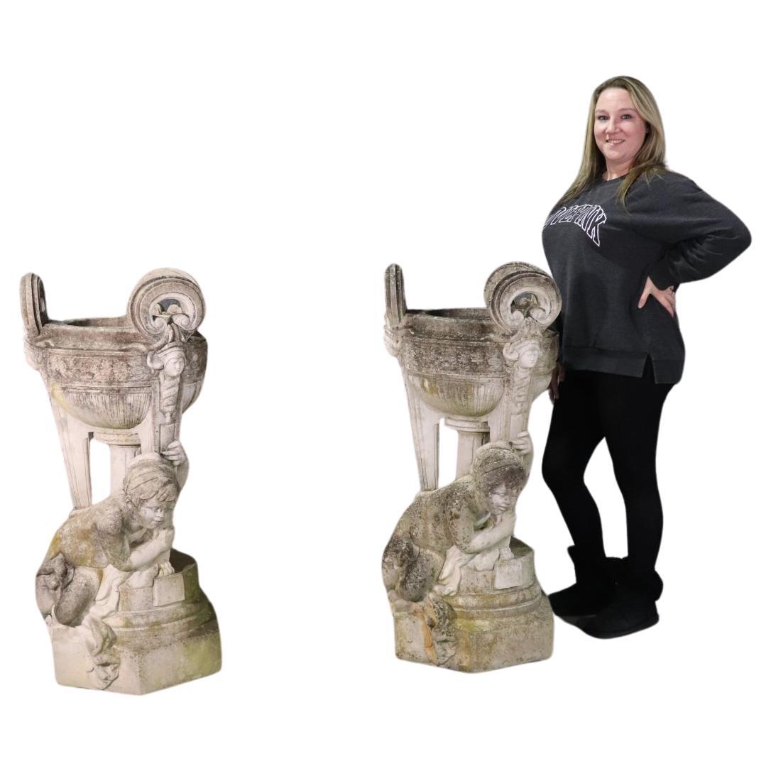 Coppia di fioriere molto grandi in pietra o cemento Antique French Cherub Putti