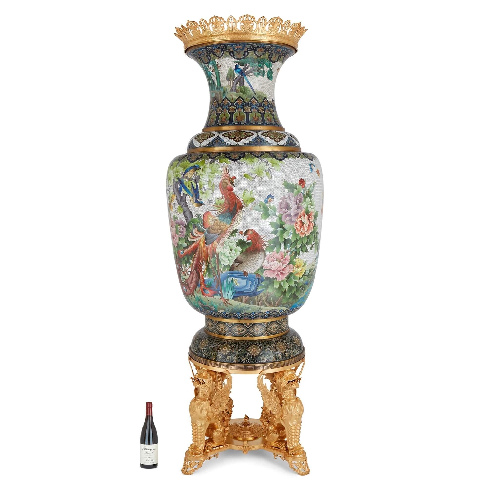Paar sehr große chinesische Cloisonné-Emaille-Vasen mit französischen Ormolu-Fassungen  im Angebot 11