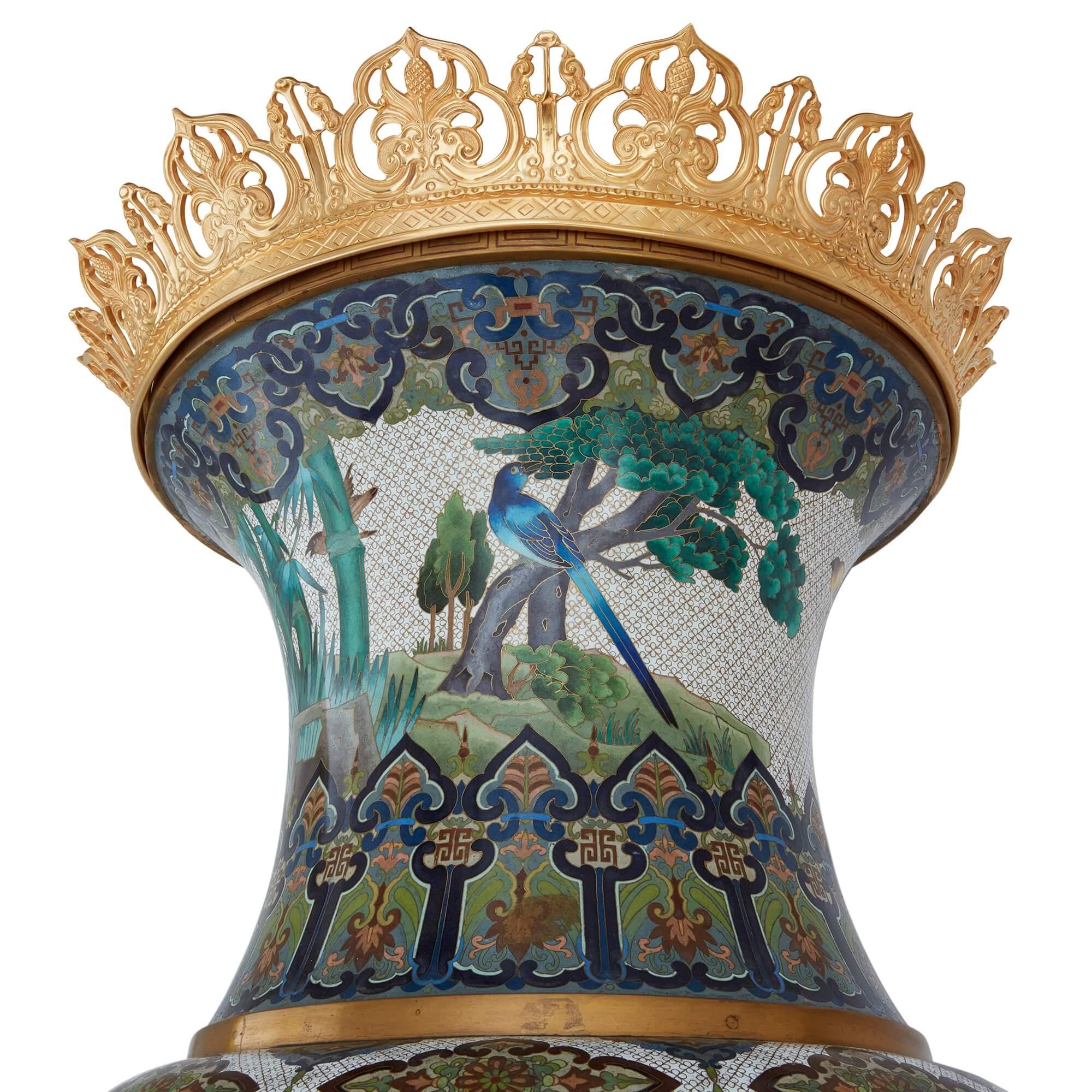 Paar sehr große chinesische Cloisonné-Emaille-Vasen mit französischen Ormolu-Fassungen  im Angebot 4
