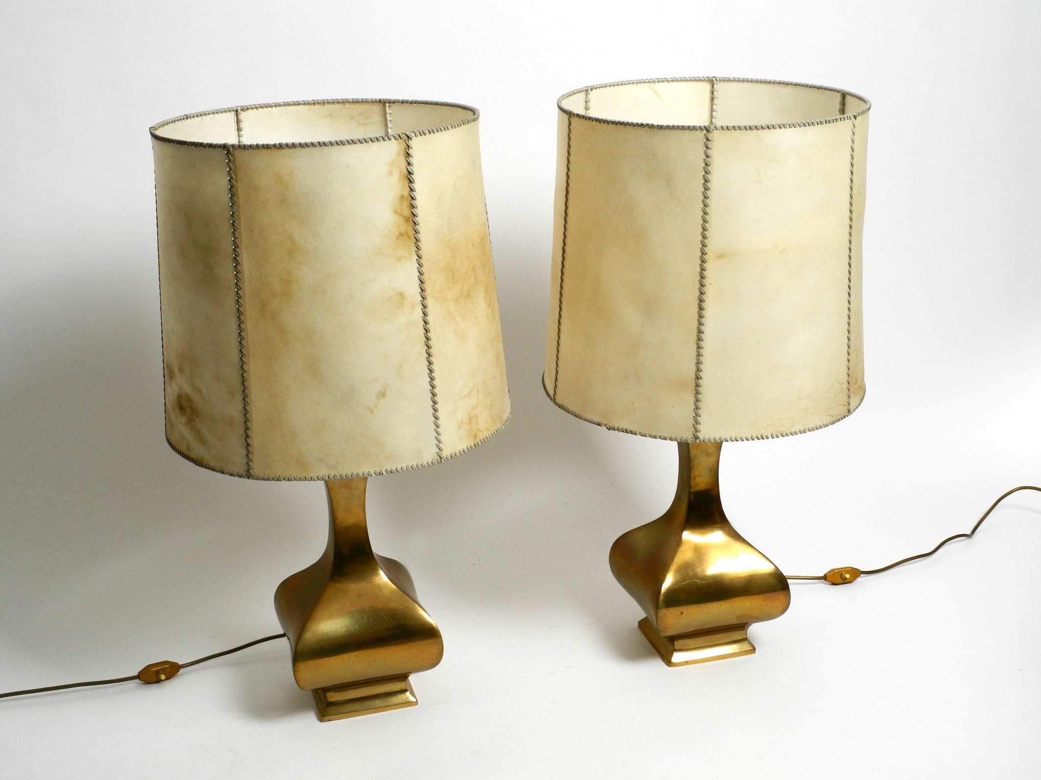 Pair of very large, exceptional 1950s Italian brass table lamps.
These lamps are so beautiful, the beauty can not be catched in the pictures.
Huge original shades made of flexible plastic in creamy white and light brown.
The plastic is braided to
