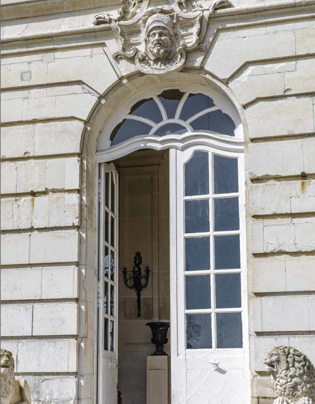 Paar sehr große französische vergoldete Bronzewandleuchter des 19. Jahrhunderts. Letztes Bild an Ort und Stelle. Empire-Stil, dreiflügelige Wandleuchte, nach einem Modell von Edme Jean Gallien (1720-1797) und Pierre Bureaux (geb. 1728)