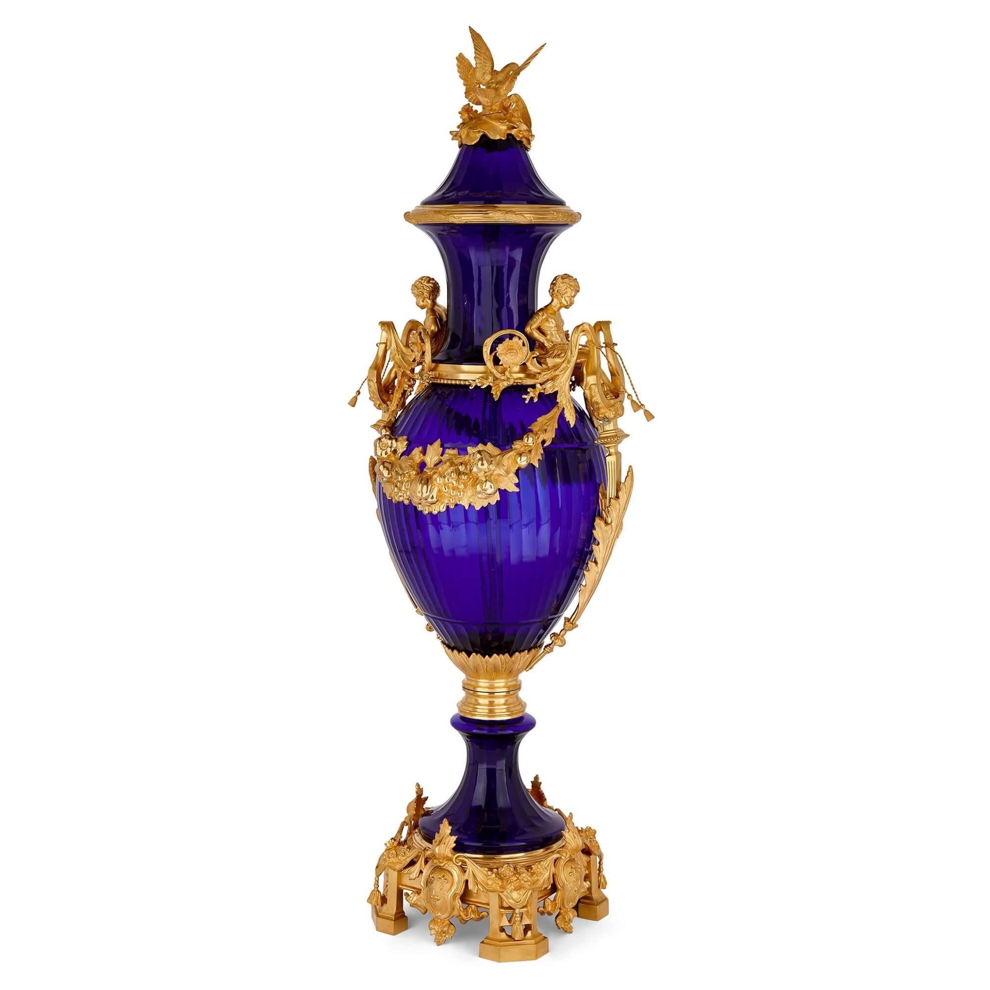 Neoclassico Coppia di vasi francesi molto grandi in vetro blu e ormolu in vendita