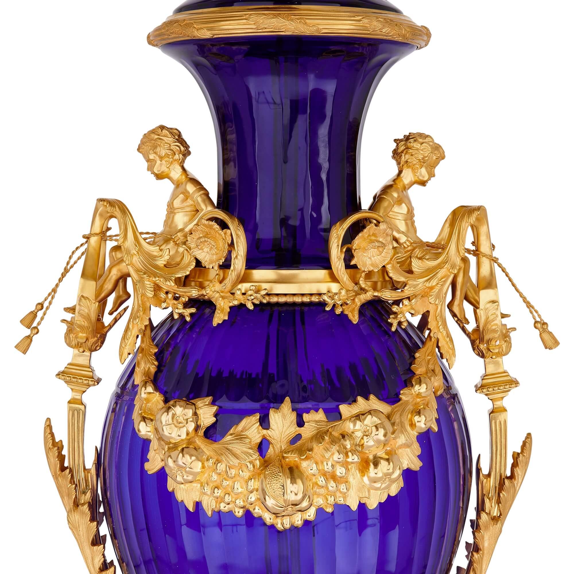 Francese Coppia di vasi francesi molto grandi in vetro blu e ormolu in vendita