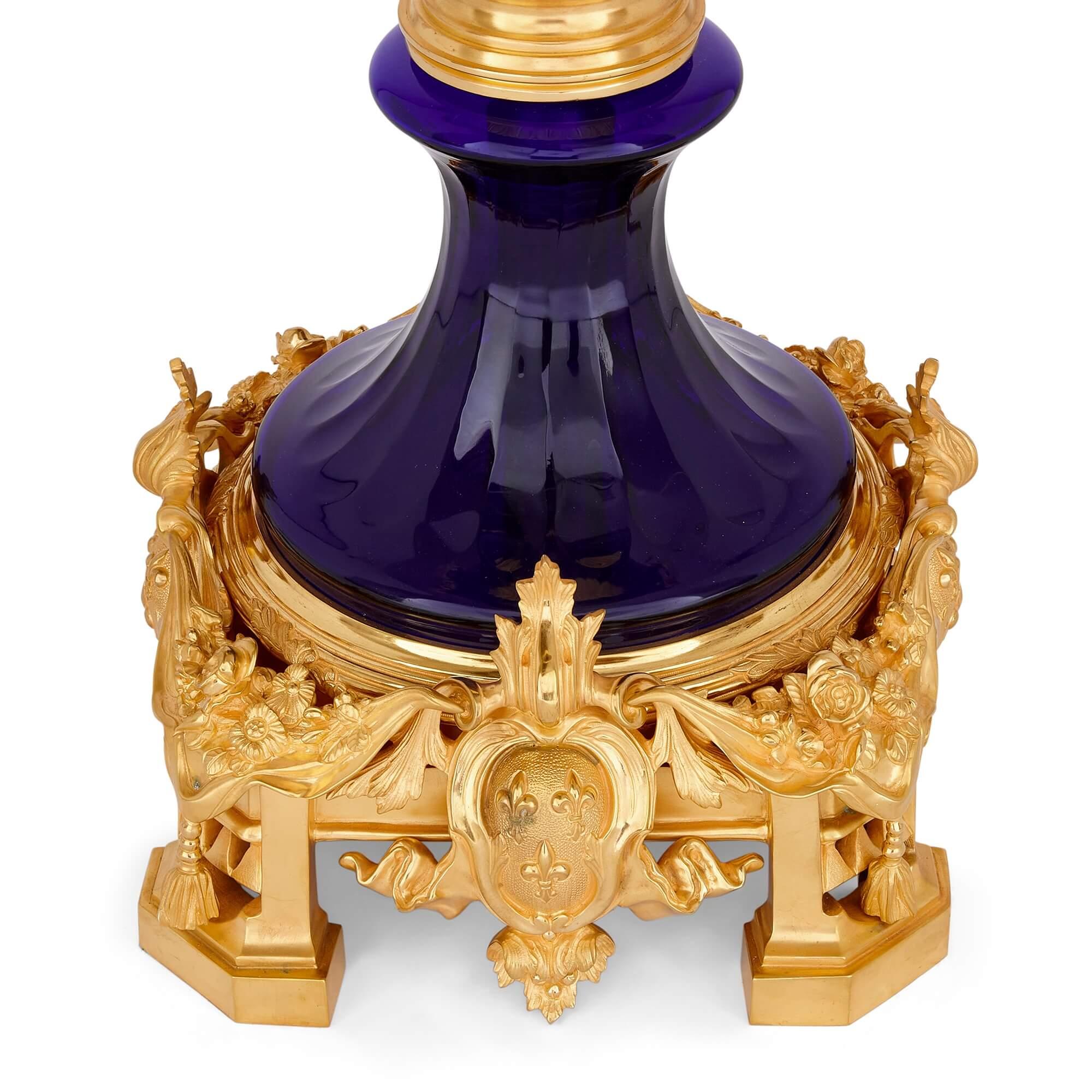 XX secolo Coppia di vasi francesi molto grandi in vetro blu e ormolu in vendita