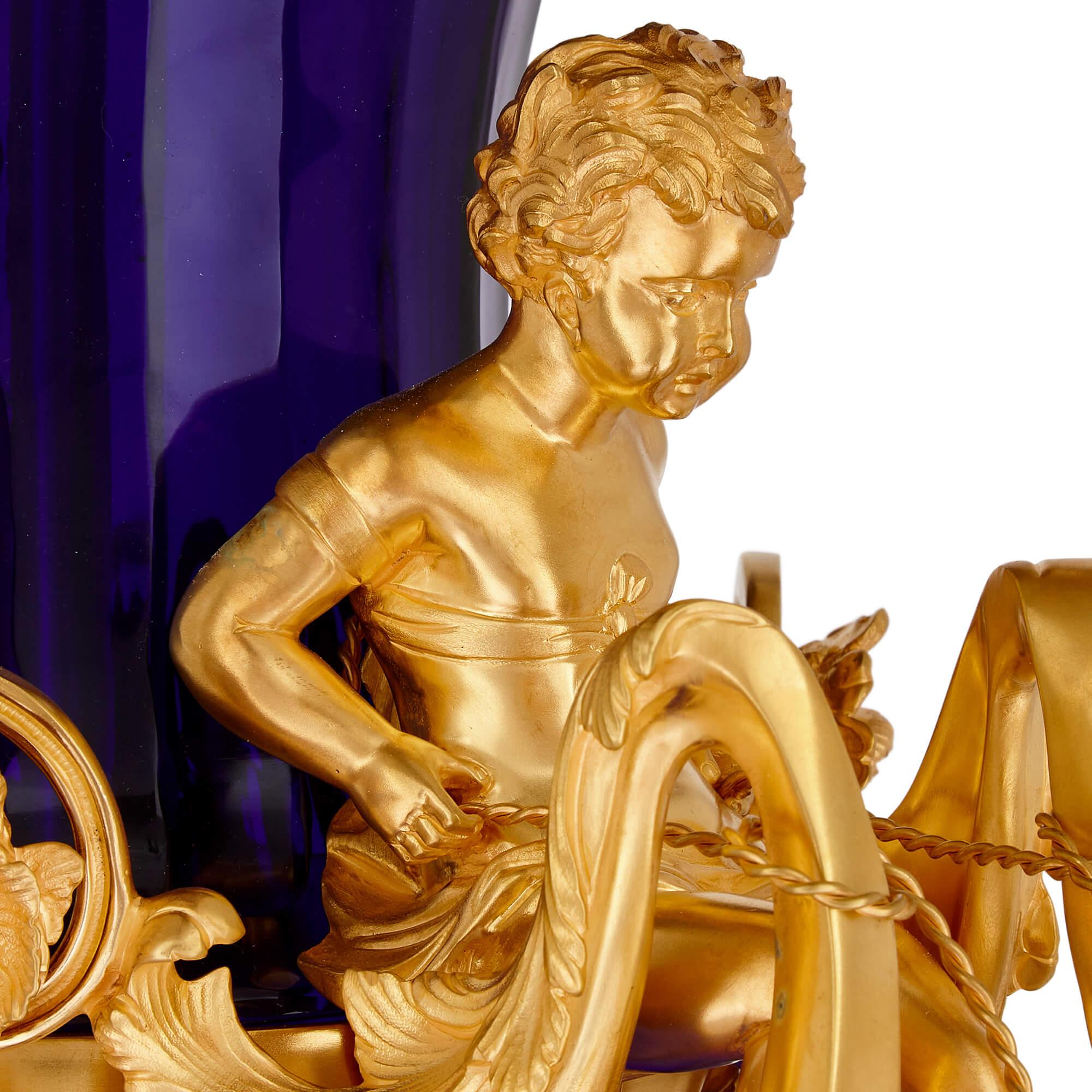 Vetro Coppia di vasi francesi molto grandi in vetro blu e ormolu in vendita
