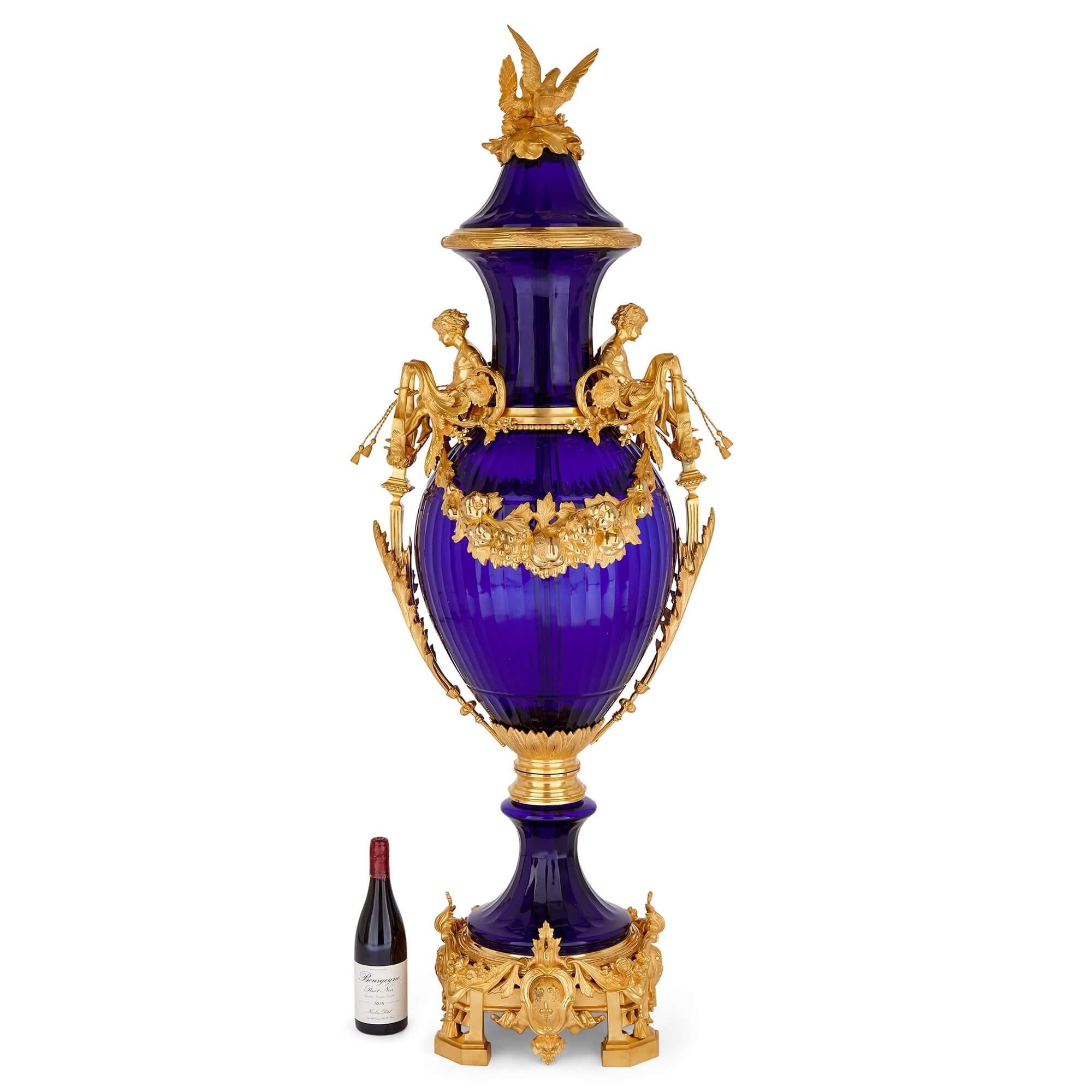 Coppia di vasi francesi molto grandi in vetro blu e ormolu in vendita 1