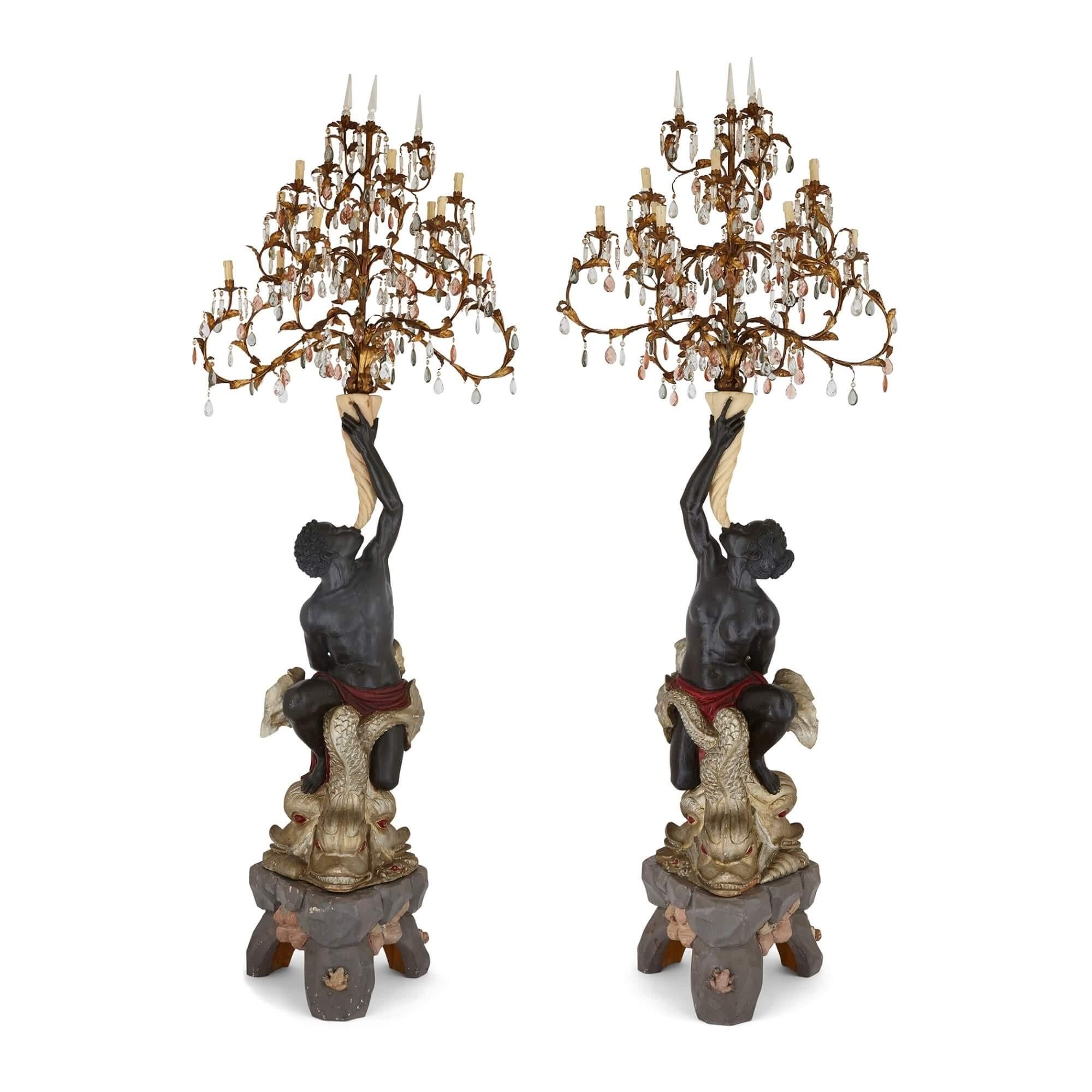 Paire de très grands candélabres figuratifs français sur pied
Français, 19ème siècle
Mesures : Hauteur 260 cm, largeur 90 cm, profondeur 90 cm

Cette paire de candélabres est surmontée de grands candélabres en bronze doré aux branches