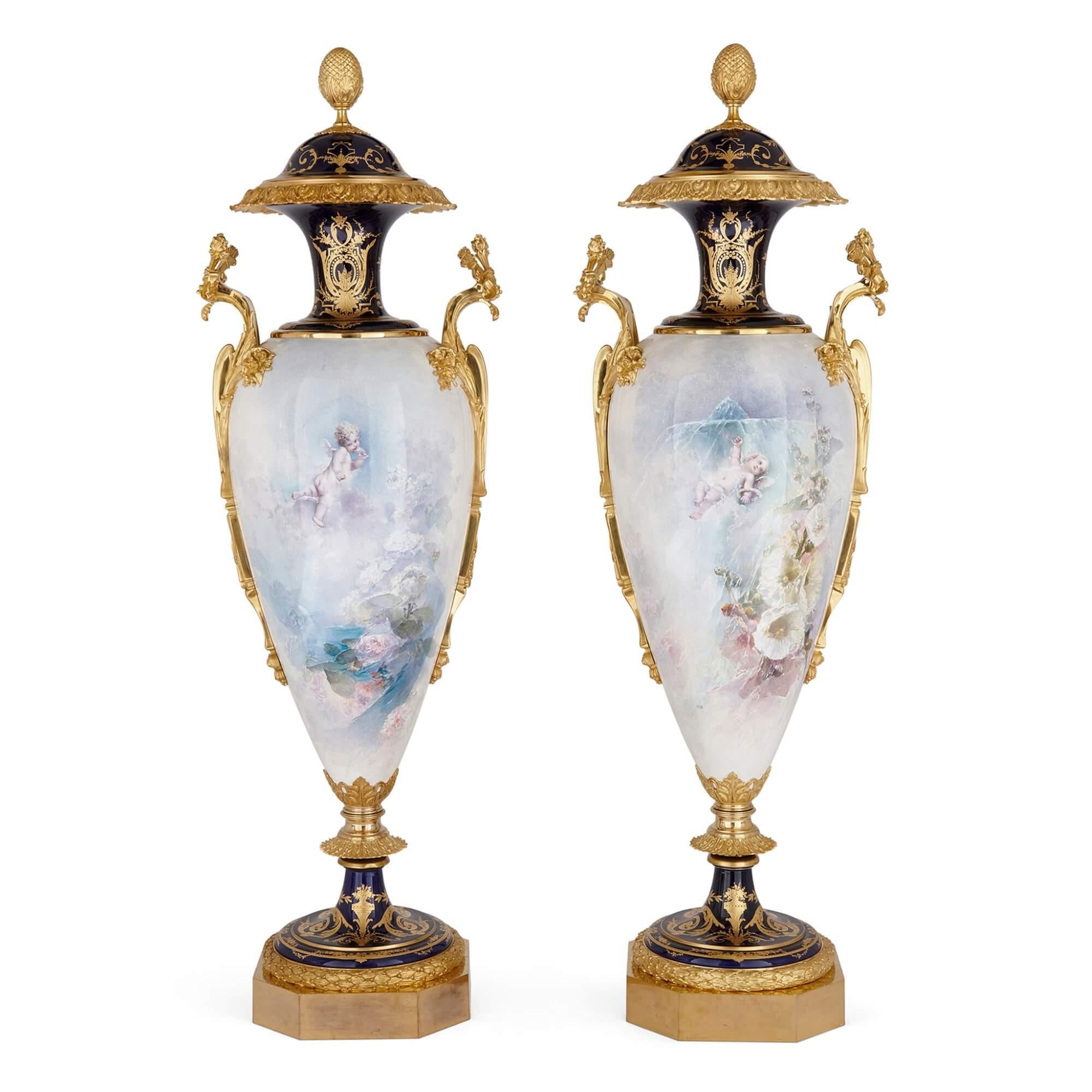 Paar sehr große französische Porzellan- und Ormolu-Vasen im Sèvres-Stil (Rokoko) im Angebot