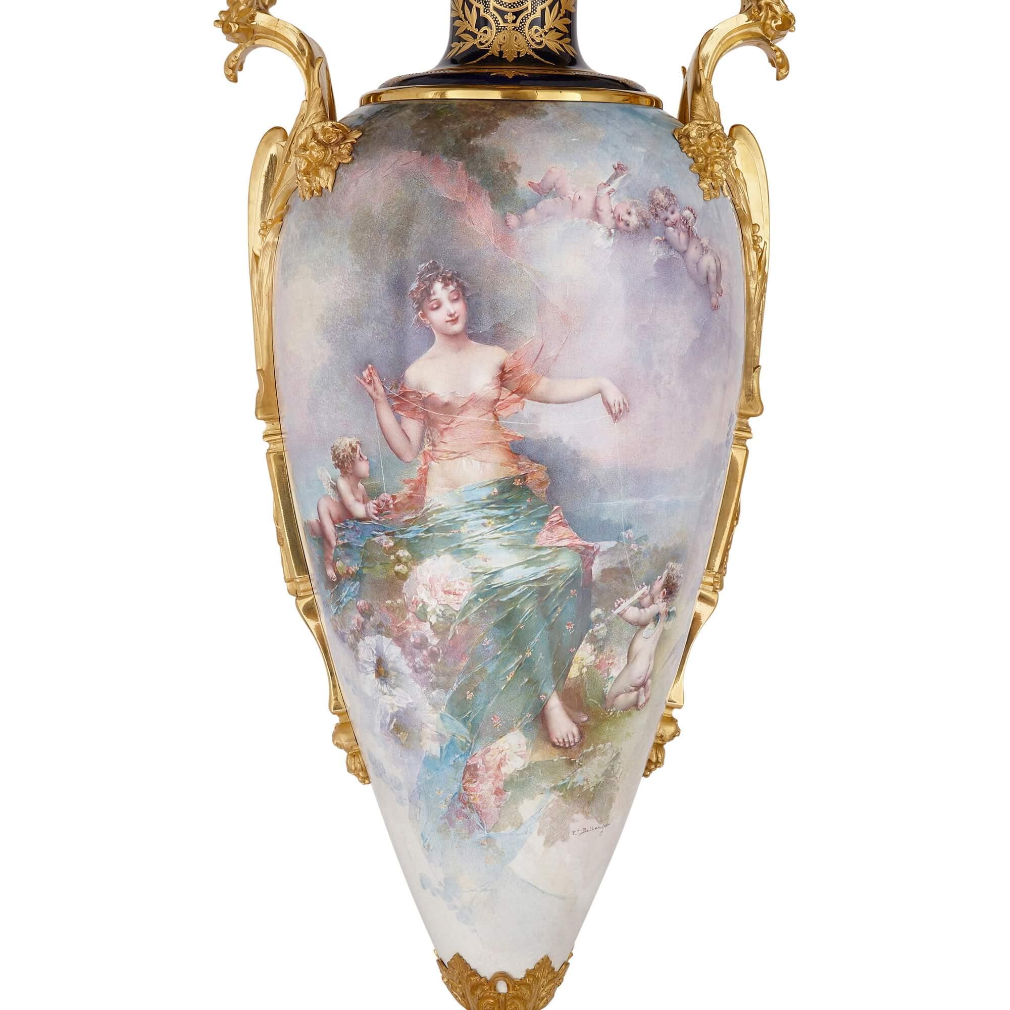 Paar sehr große französische Porzellan- und Ormolu-Vasen im Sèvres-Stil (Vergoldet) im Angebot