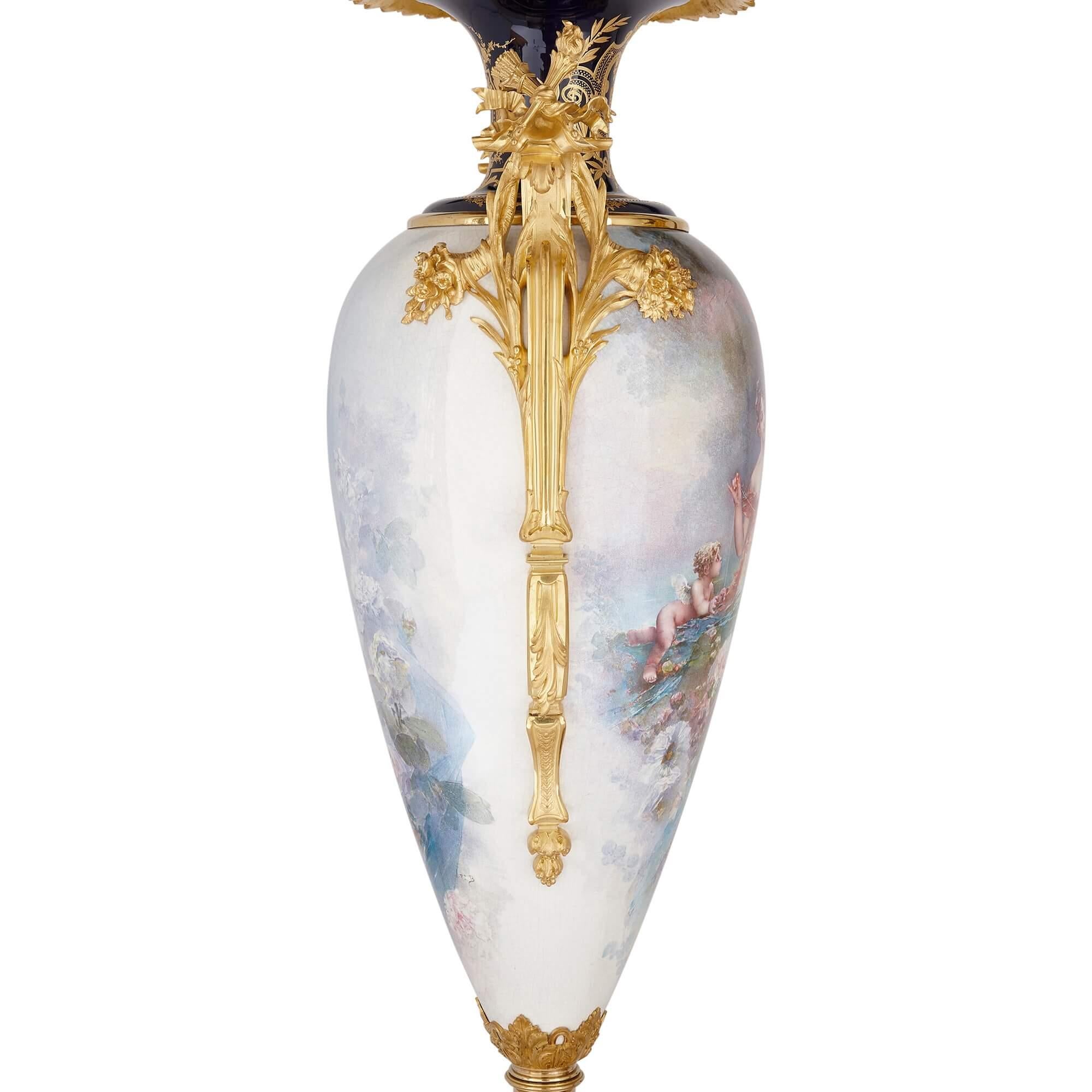 Paire de très grands vases en porcelaine et bronze doré de style Sèvres Bon état - En vente à London, GB