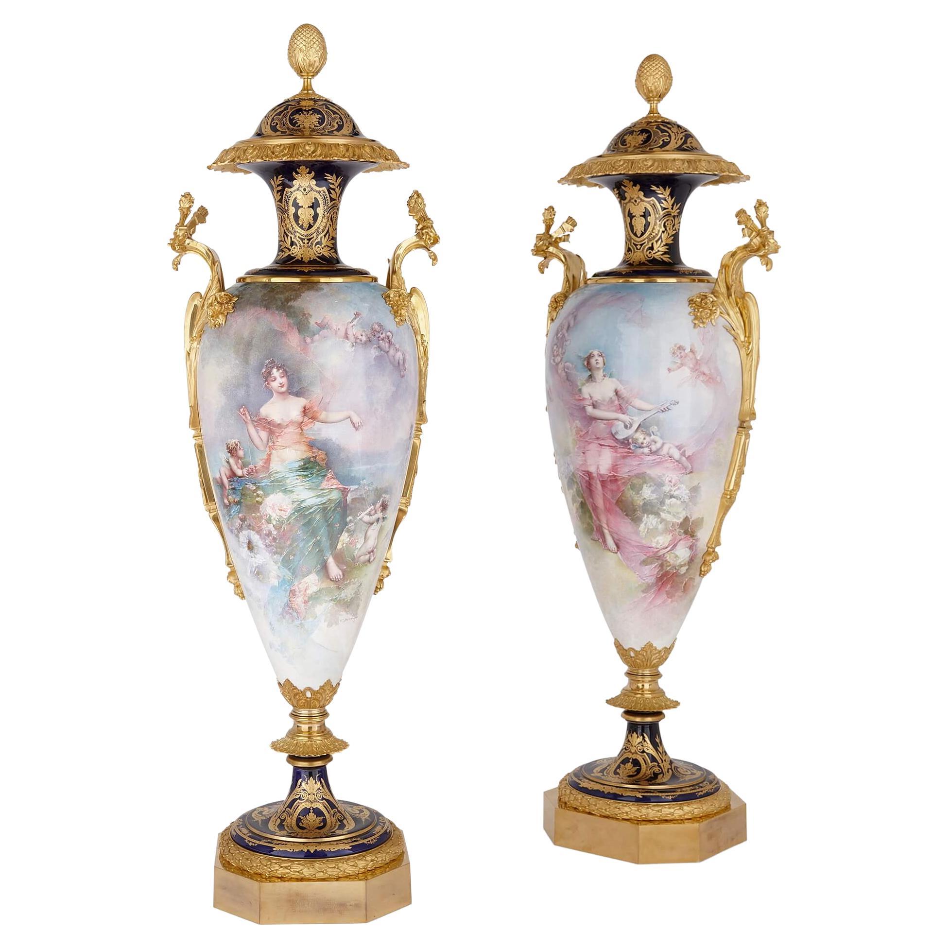 Paire de très grands vases en porcelaine et bronze doré de style Sèvres en vente