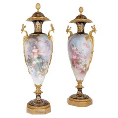 Paire de très grands vases en porcelaine et bronze doré de style Sèvres