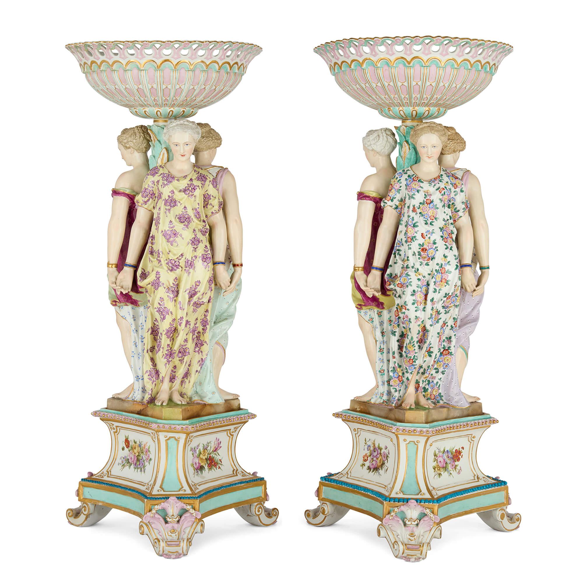 Coppia di centrotavola figurati in porcellana tedesca di grandi dimensioni  
Tedesco, 1880 circa
Altezza 90cm, larghezza 41cm, profondità 34cm

Questa straordinaria coppia di centrotavola, realizzata nello stile distintivo della stimata manifattura