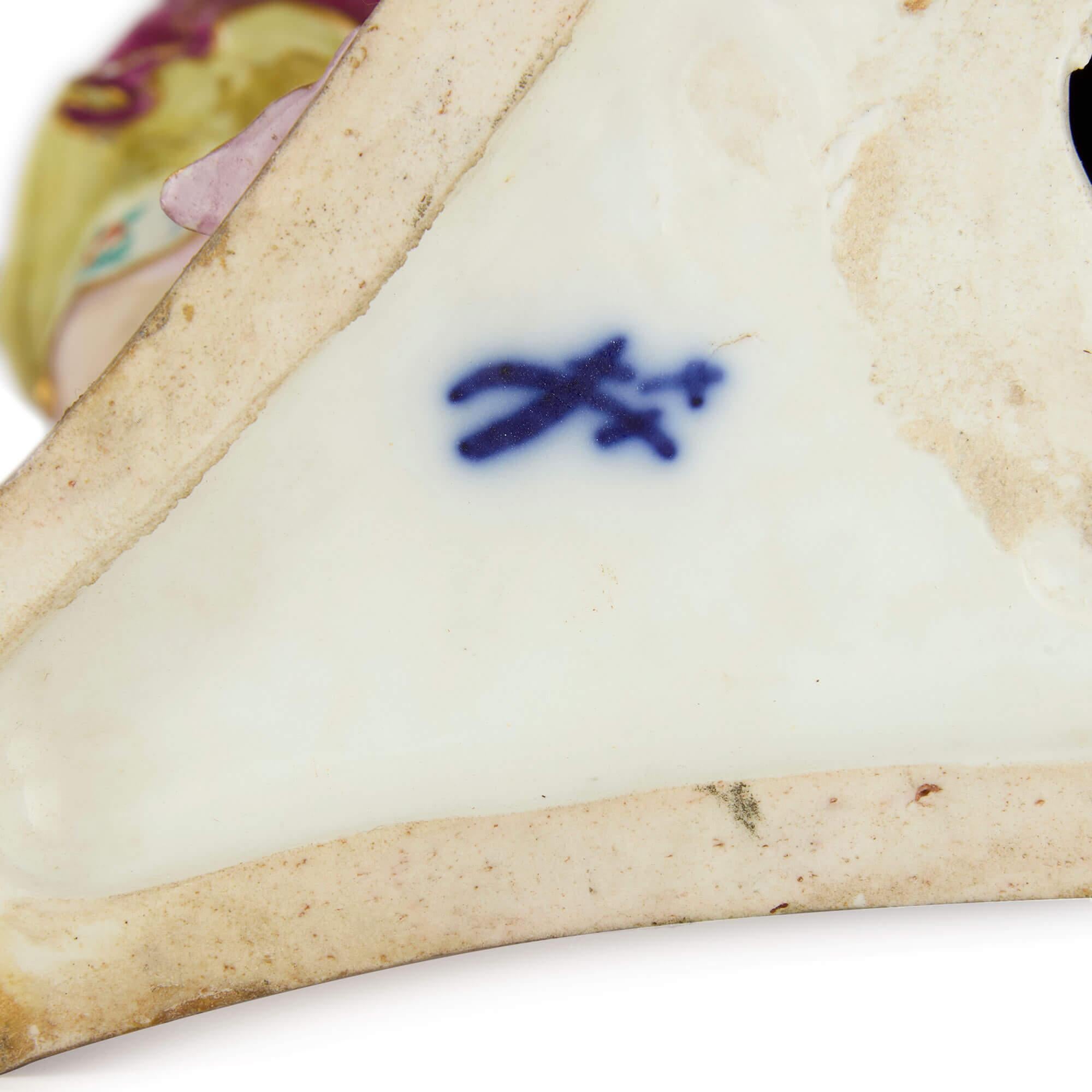 Coppia di centrotavola figurativi in porcellana tedesca di grandi dimensioni in vendita 1