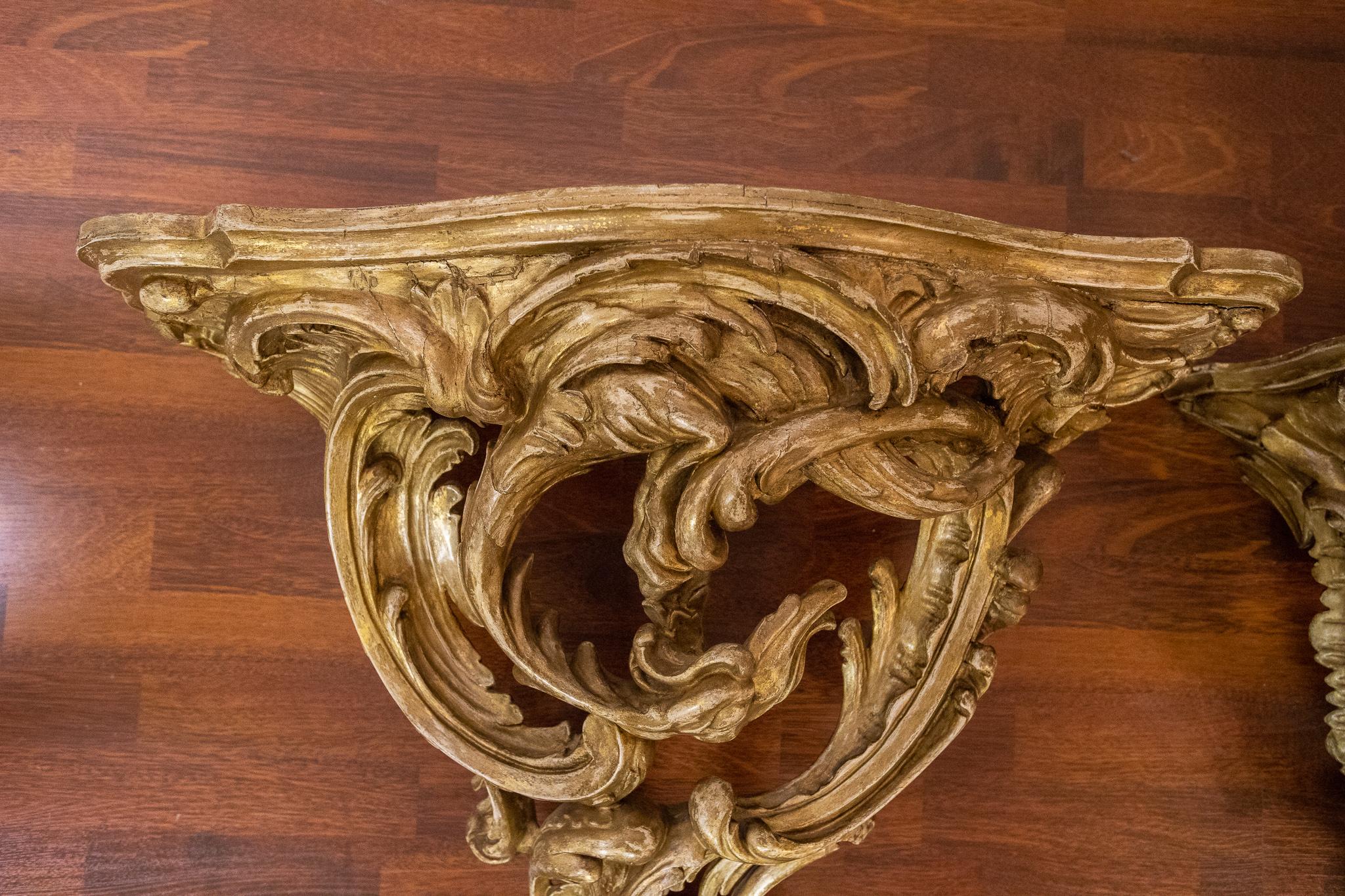 Pair of Very Large Italian 19th Century Giltwood Wall Brackets In Good Condition In New York, NY