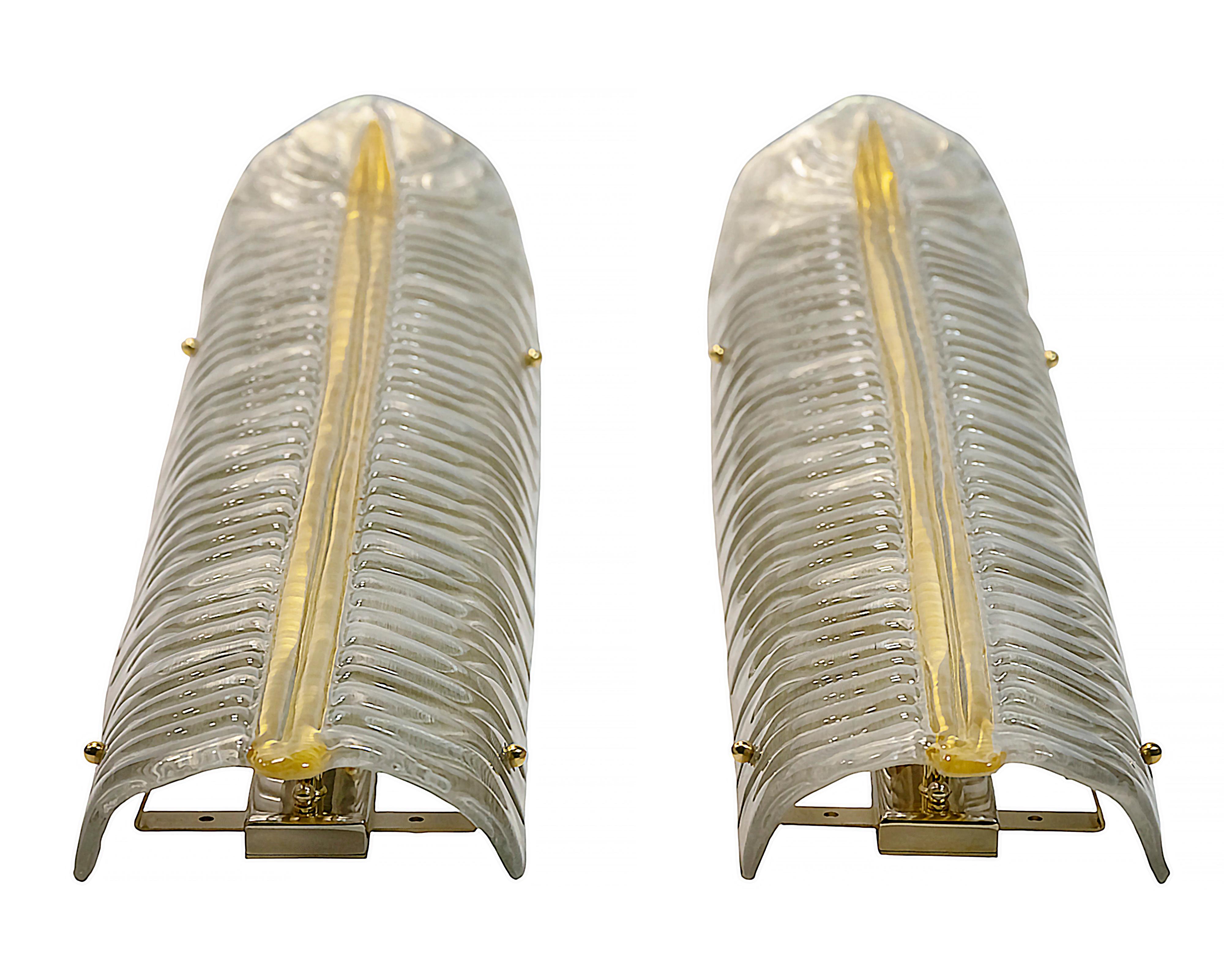 Fait main Paire de très grandes appliques murales italiennes en verre de Murano et laiton en forme de feuille en vente