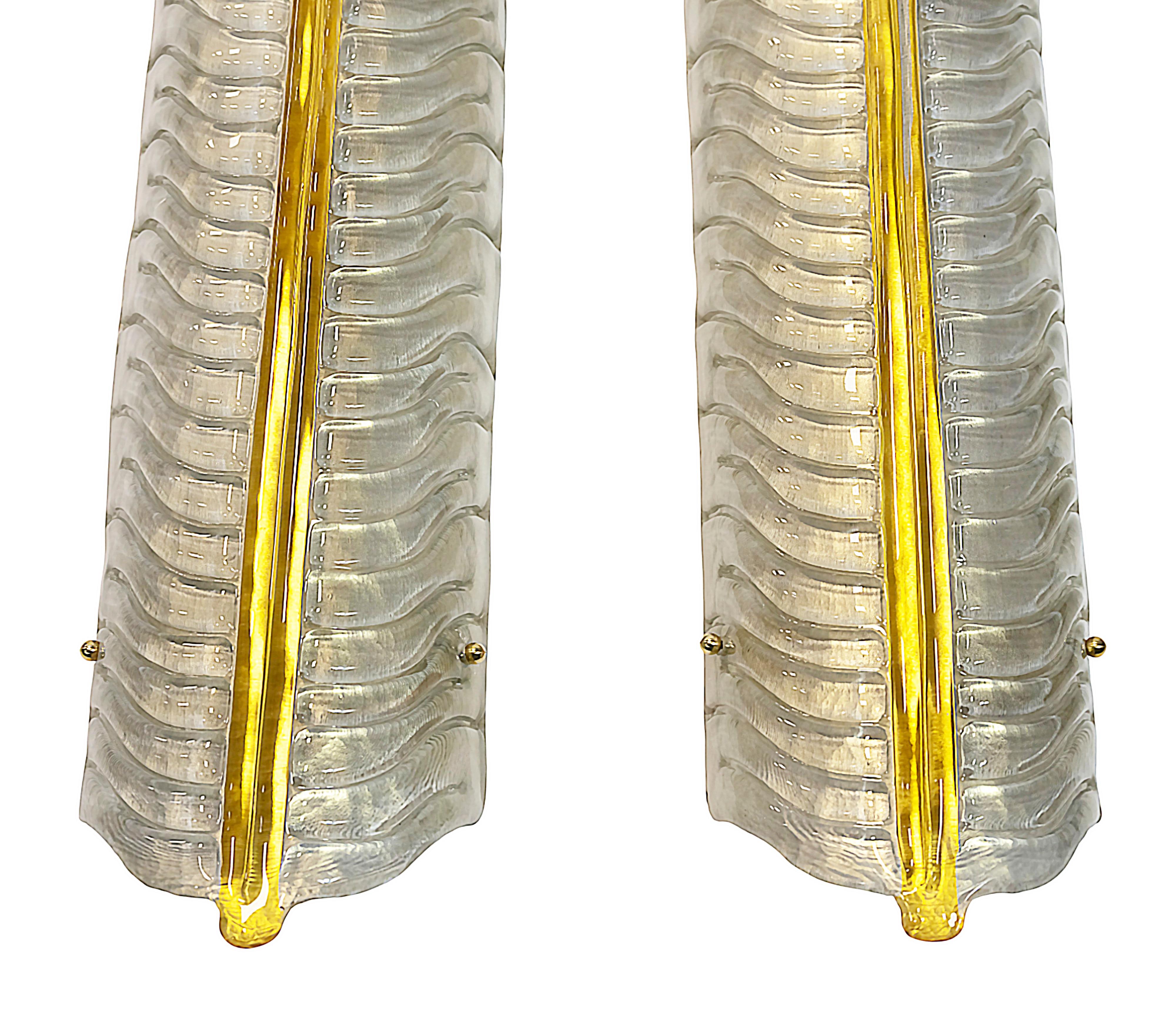 Paire de très grandes appliques murales italiennes en verre de Murano et laiton en forme de feuille Bon état - En vente à Vilnius, LT