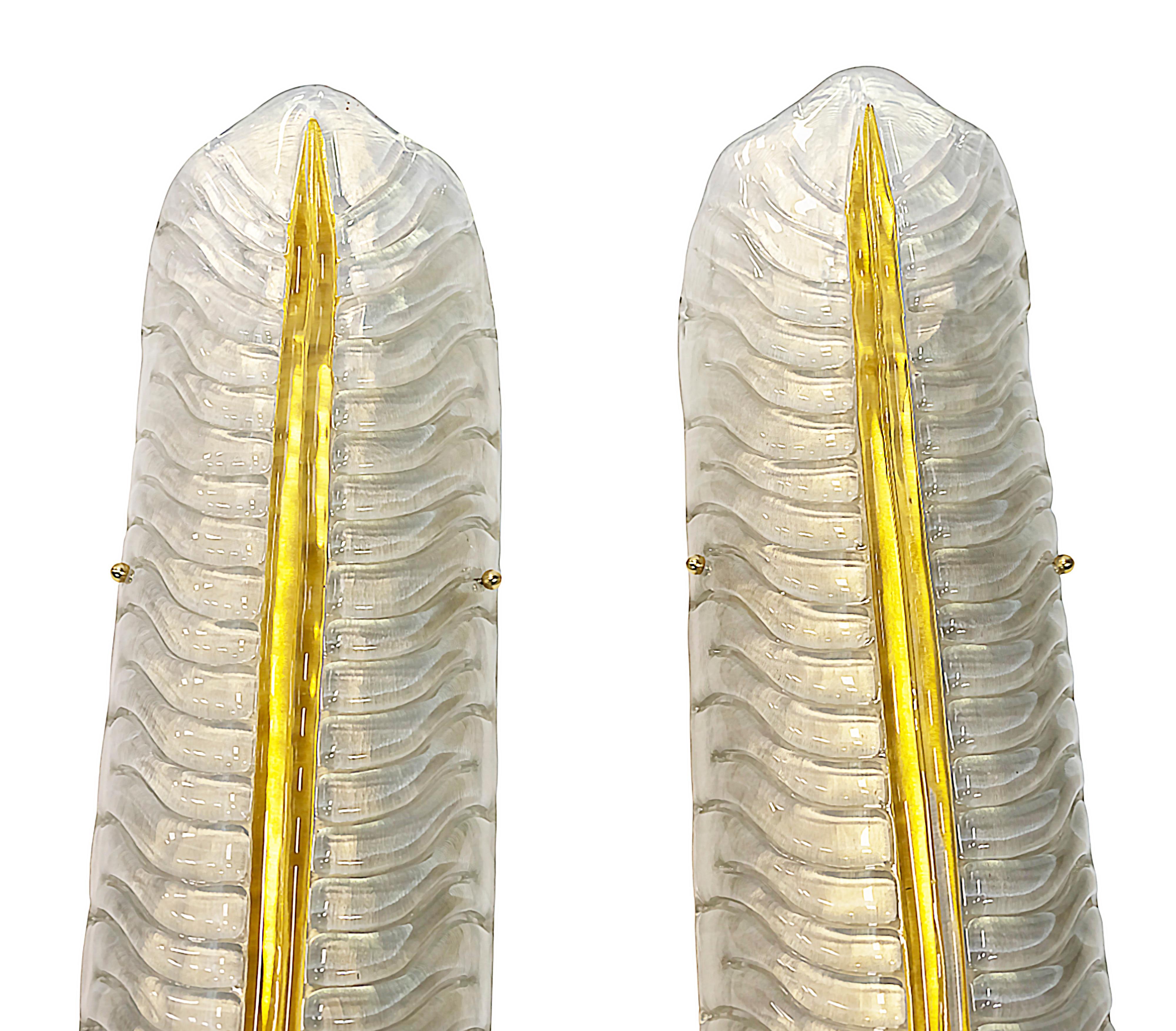 XXIe siècle et contemporain Paire de très grandes appliques murales italiennes en verre de Murano et laiton en forme de feuille en vente