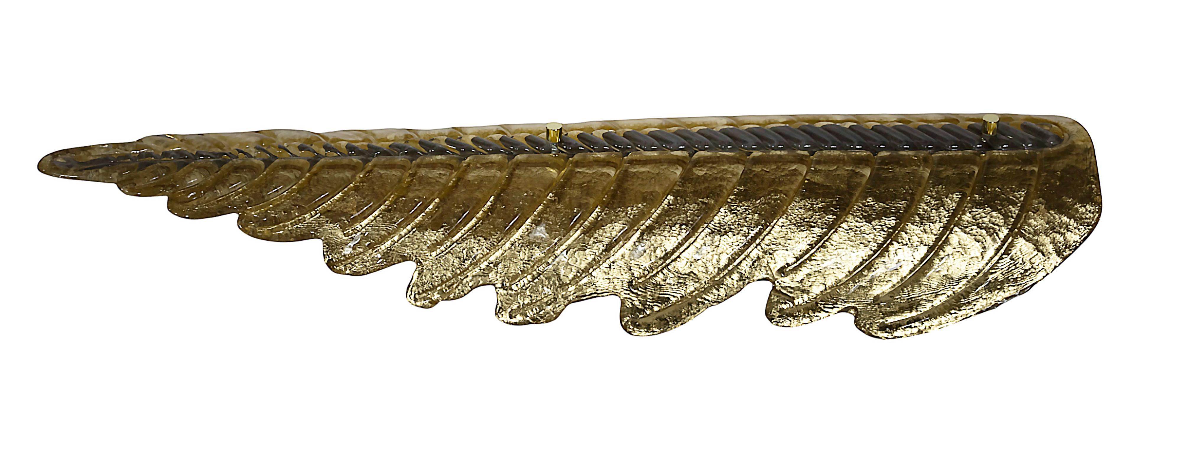 Laiton Paire de très grandes appliques murales italiennes en verre de Murano et laiton en forme de feuille en vente