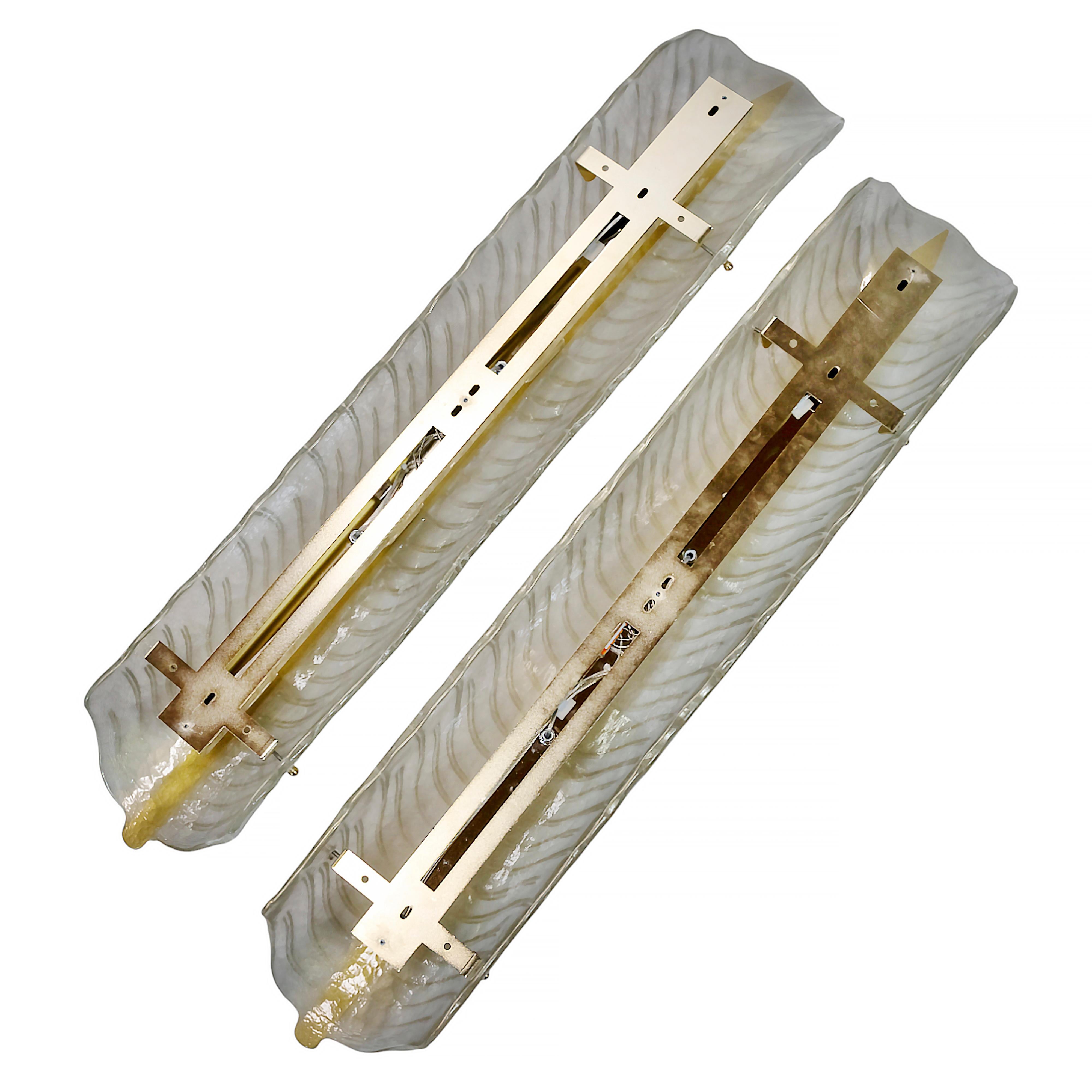 Laiton Paire de très grandes appliques murales italiennes en verre de Murano et laiton en forme de feuille en vente