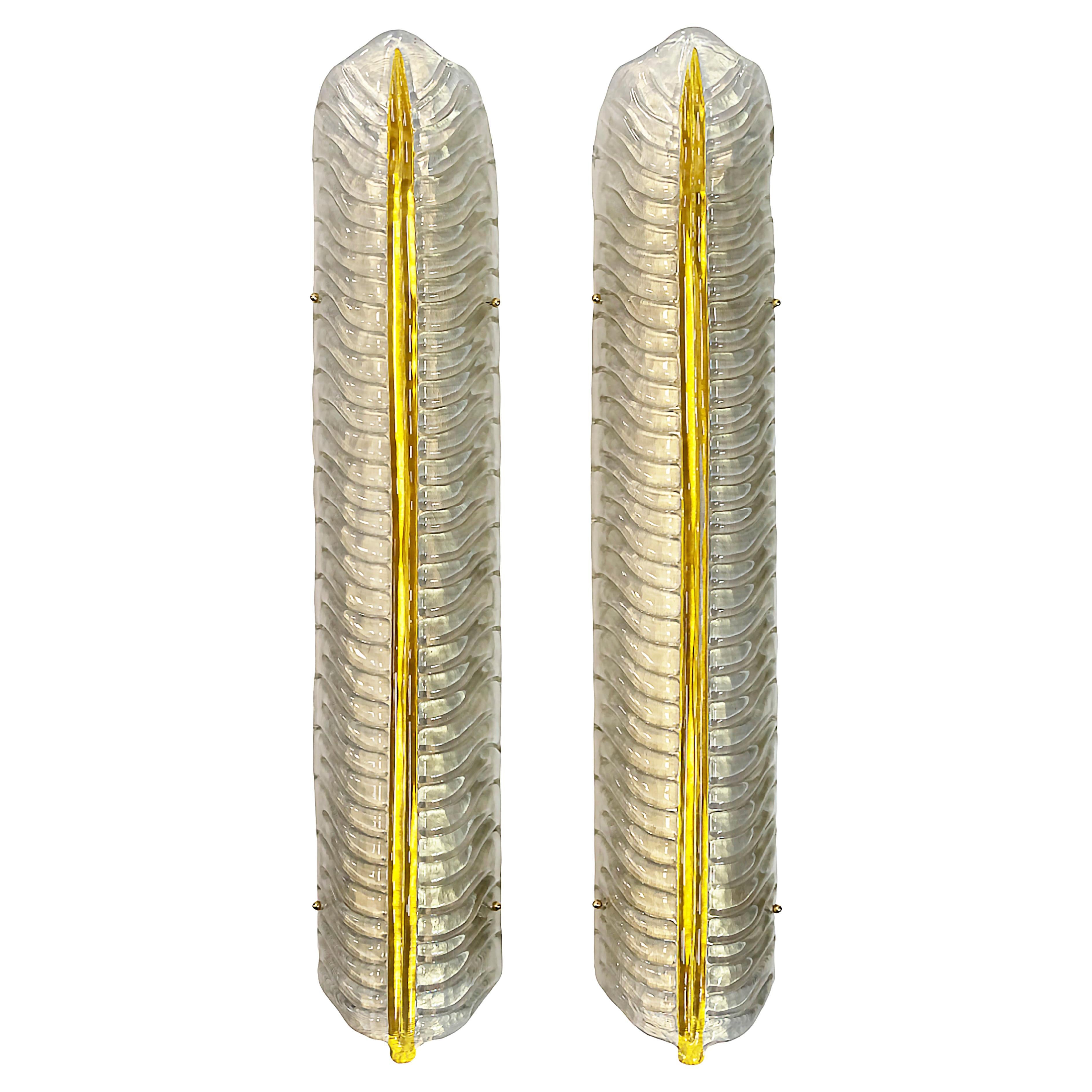 Coppia di grandi lampade da parete italiane a forma di foglia in vetro di Murano e ottone