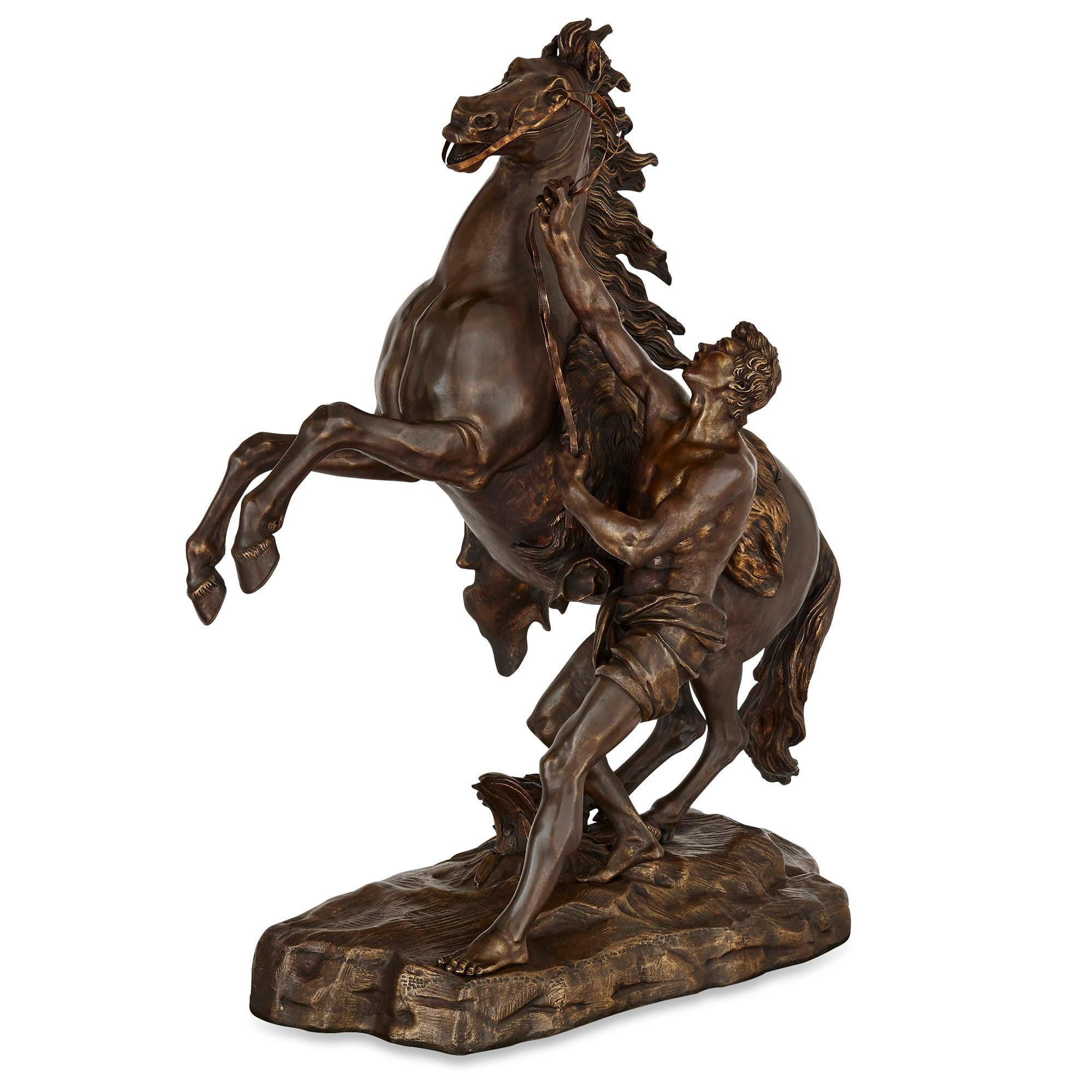 Paire de très grands chevaux marbrés en bronze patiné avec piédestaux en marbre en vente 2