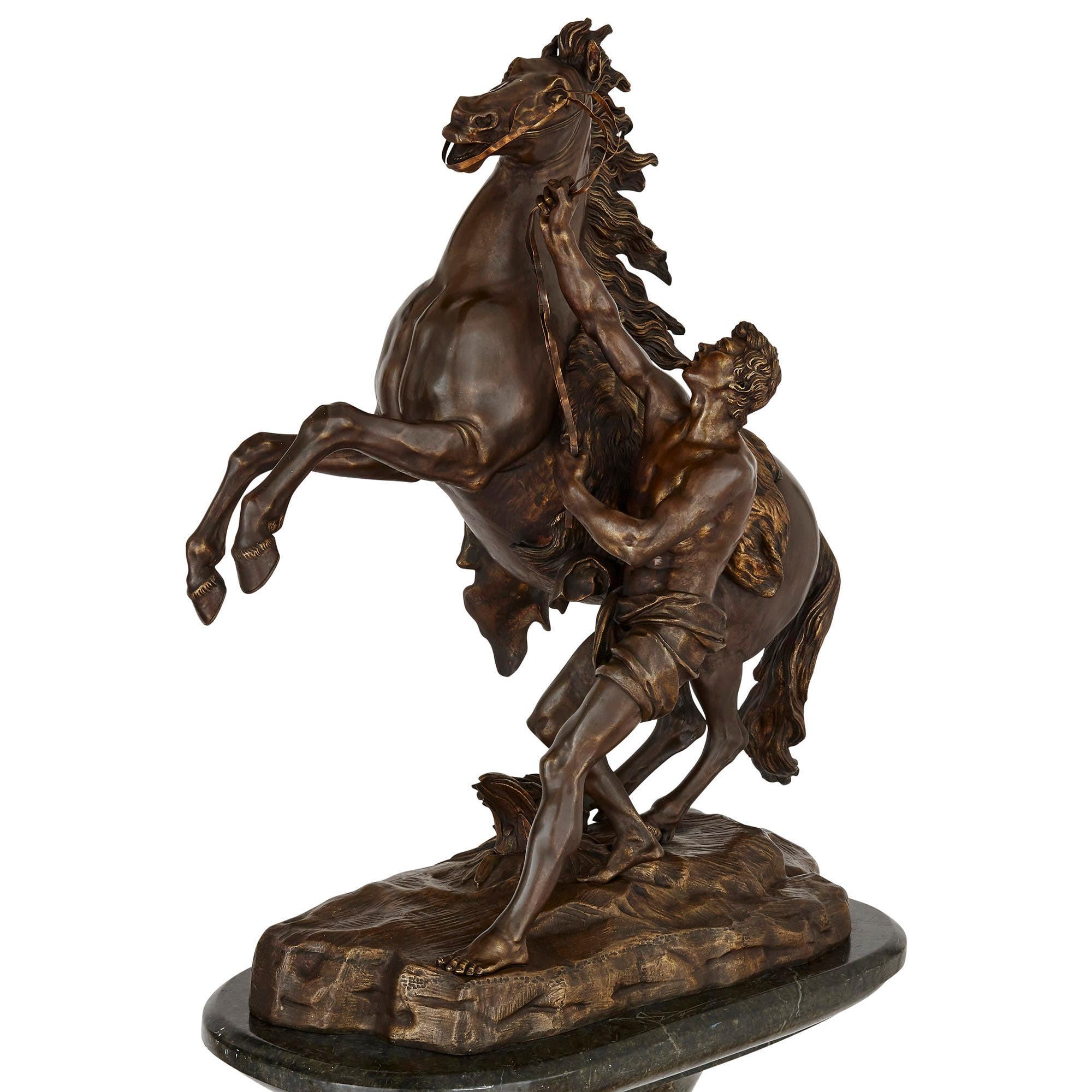 Belle Époque Paire de très grands chevaux marbrés en bronze patiné avec piédestaux en marbre en vente