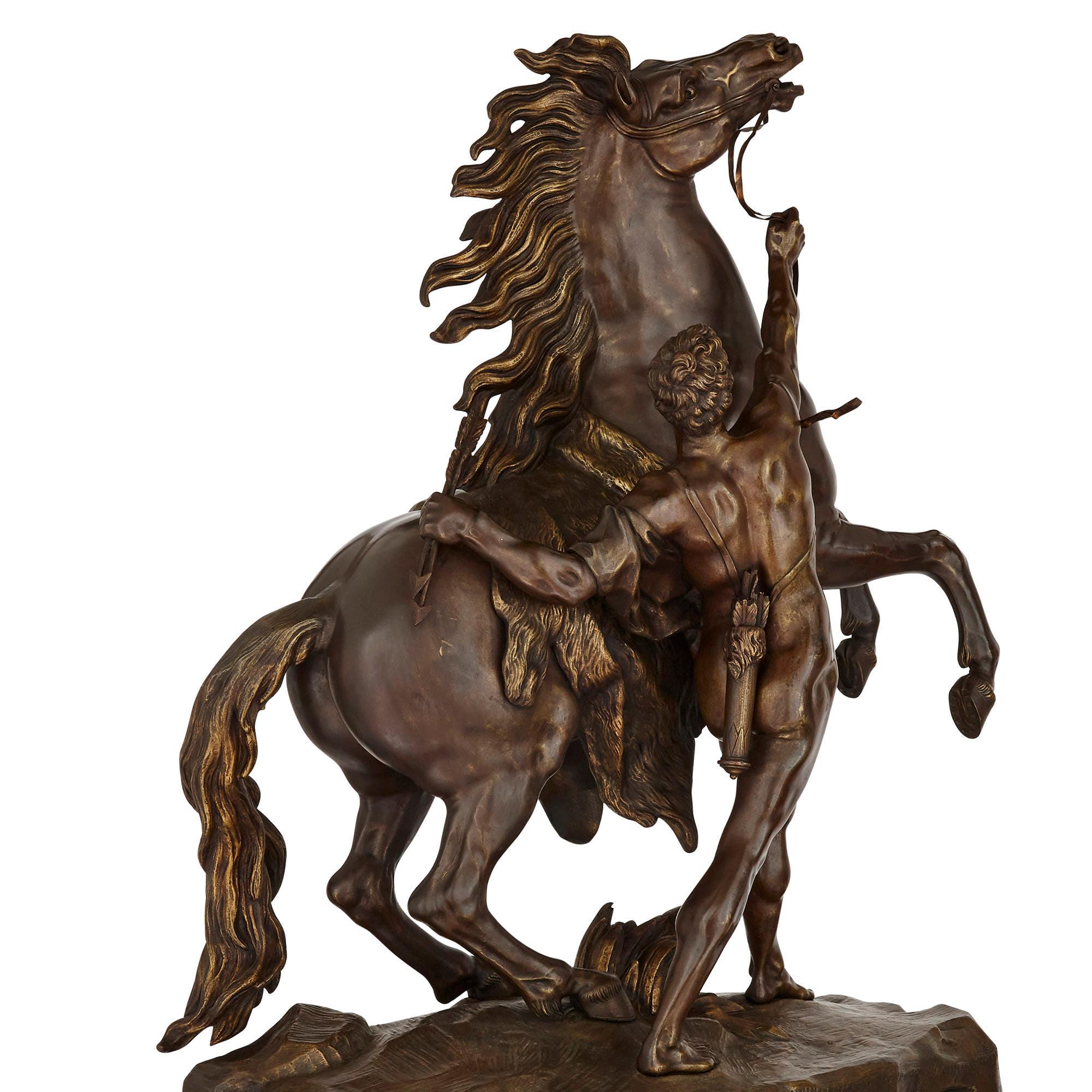 Français Paire de très grands chevaux marbrés en bronze patiné avec piédestaux en marbre en vente