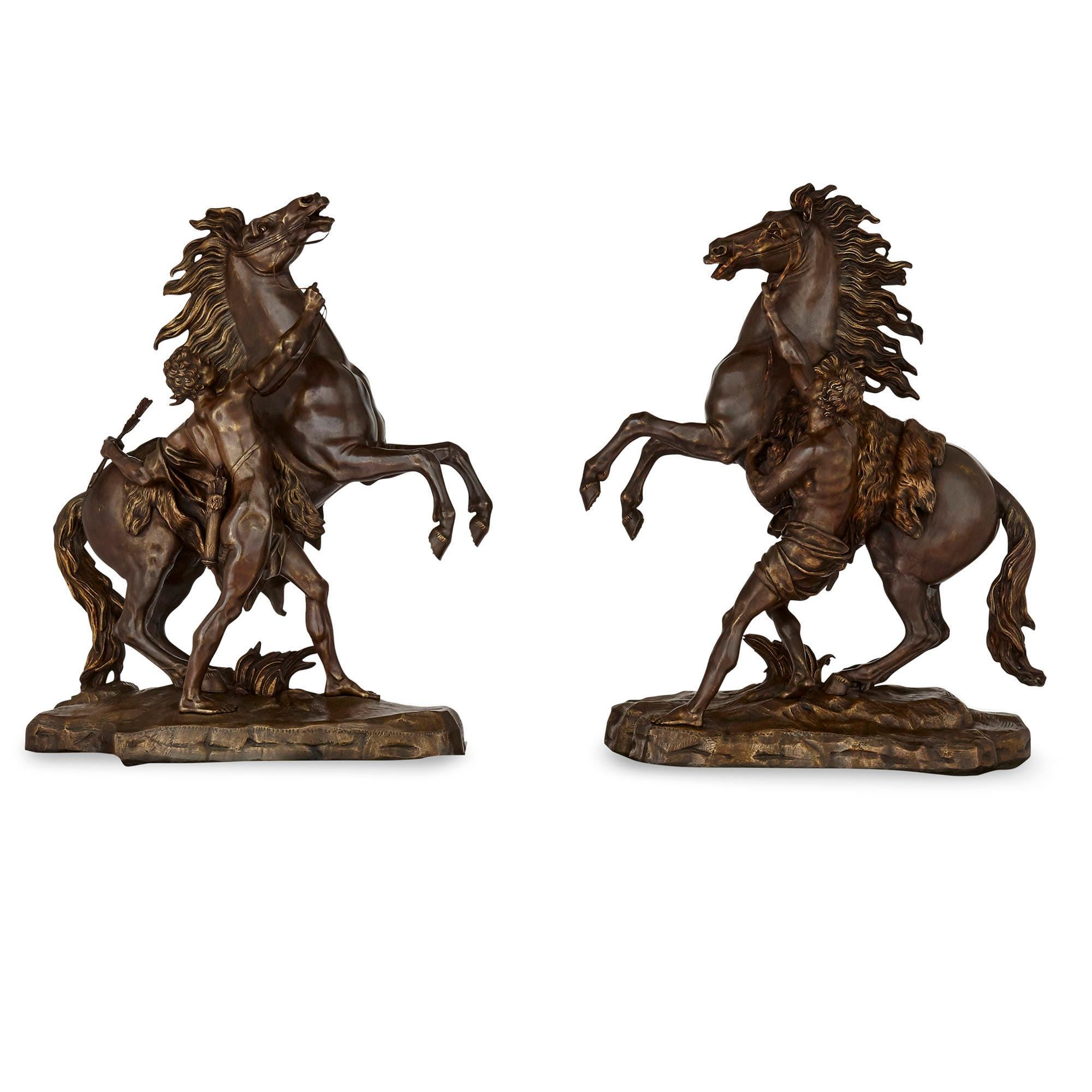 Marbre Paire de très grands chevaux marbrés en bronze patiné avec piédestaux en marbre en vente